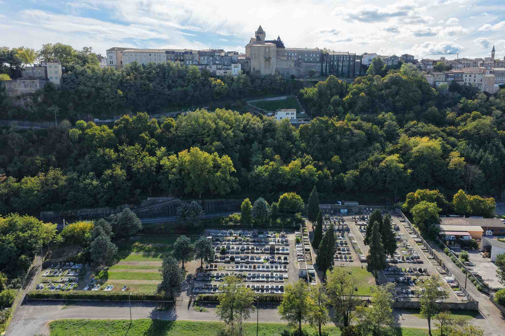 Liste de photographies du cimetière Fiche de présentation de Cimetière de Pont d'Aubenas - Informations et services en ligne - Portail funéraire Citoyen Ville d'Aubenas Ville d'Aubenas
