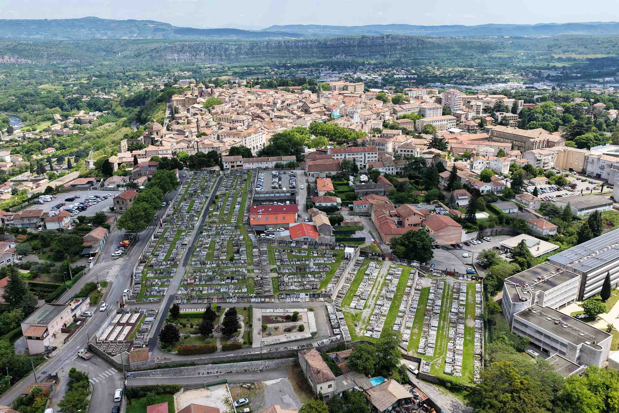 Liste de photographies du cimetière Fiche de présentation de Cimetière de Bourgneuf - Informations et services en ligne - Portail funéraire Citoyen Ville d'Aubenas Ville d'Aubenas