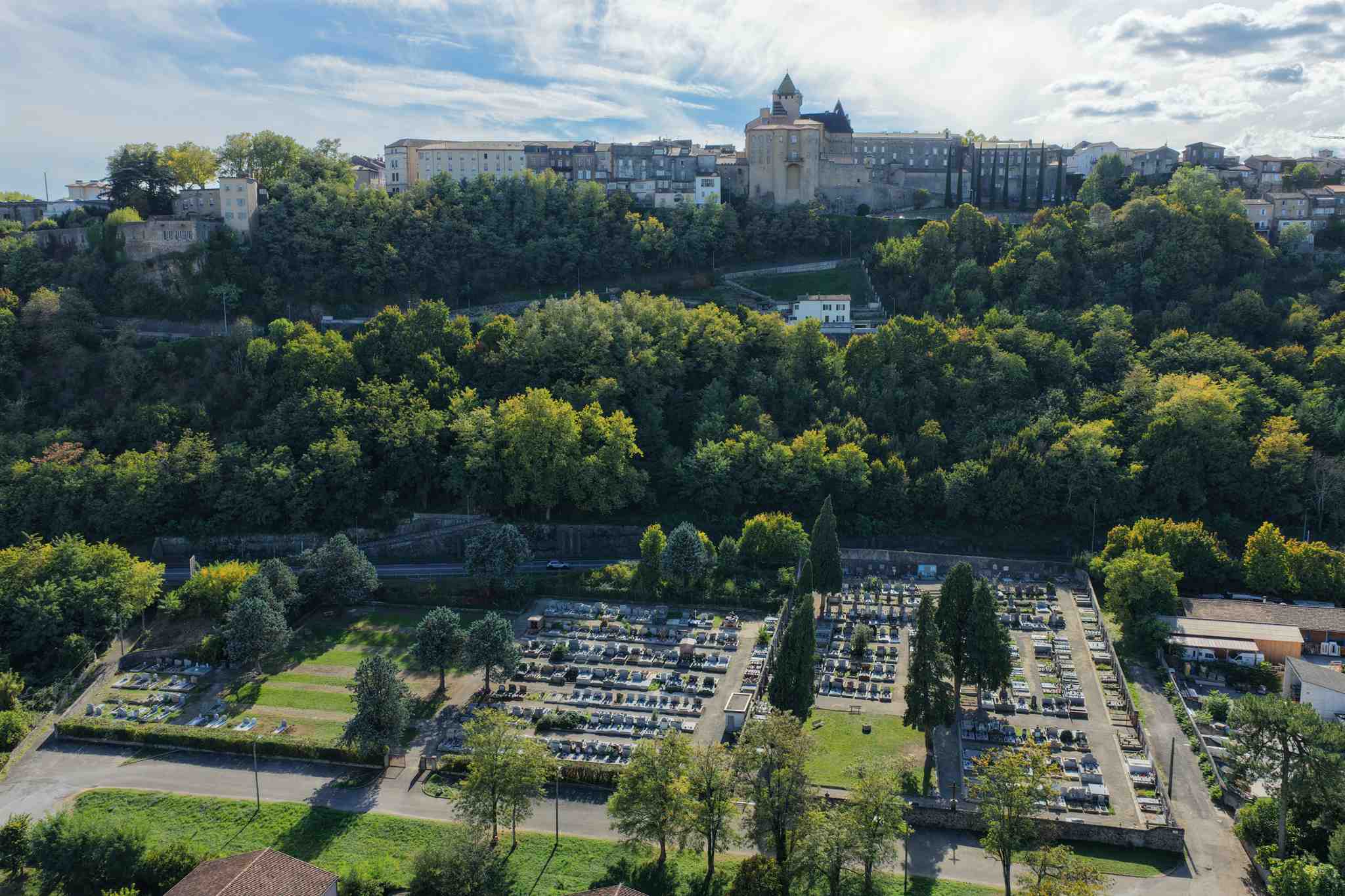 Liste de photographies du cimetière Fiche de présentation de Cimetière de Pont d'Aubenas - Informations et services en ligne - Portail funéraire Citoyen Ville d'Aubenas Ville d'Aubenas