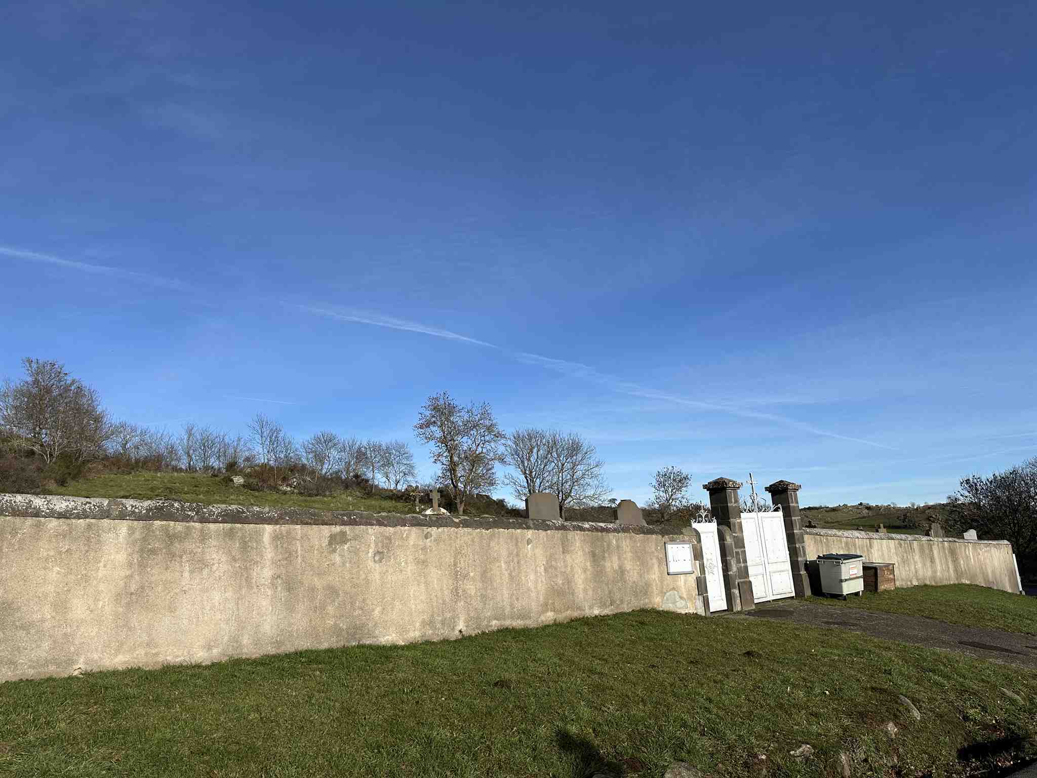 Liste de photographies du cimetière Fiche de présentation de Cimetière de Fohet - Informations et services en ligne - Portail funéraire Citoyen de la commune d'AYDAT de la commune d'AYDAT