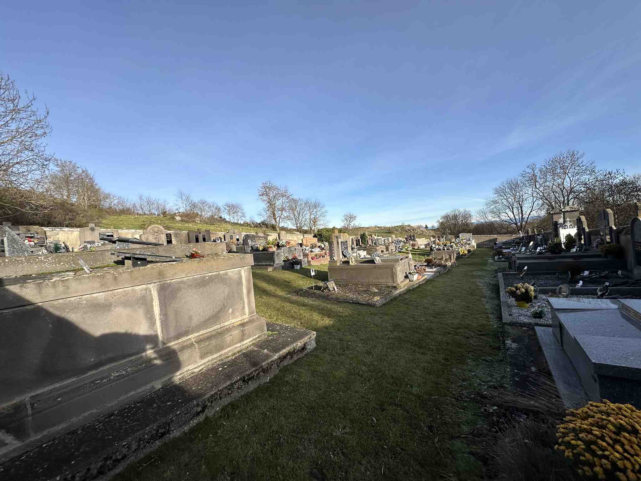 Liste de photographies du cimetière Fiche de présentation de Cimetière de Fohet - Informations et services en ligne - Portail funéraire Citoyen de la commune d'AYDAT de la commune d'AYDAT