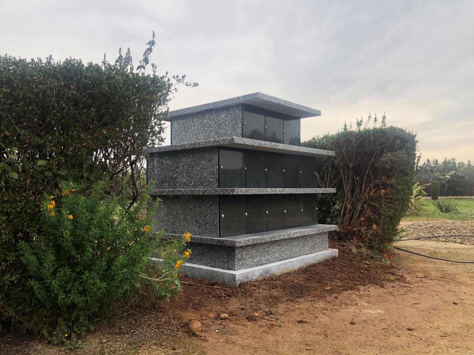 Liste de photographies du cimetière Fiche de présentation de Cimetière du Mirman - Informations et services en ligne - Portail funéraire Citoyen de la commune de CAISSARGUES de la commune de CAISSARGUES