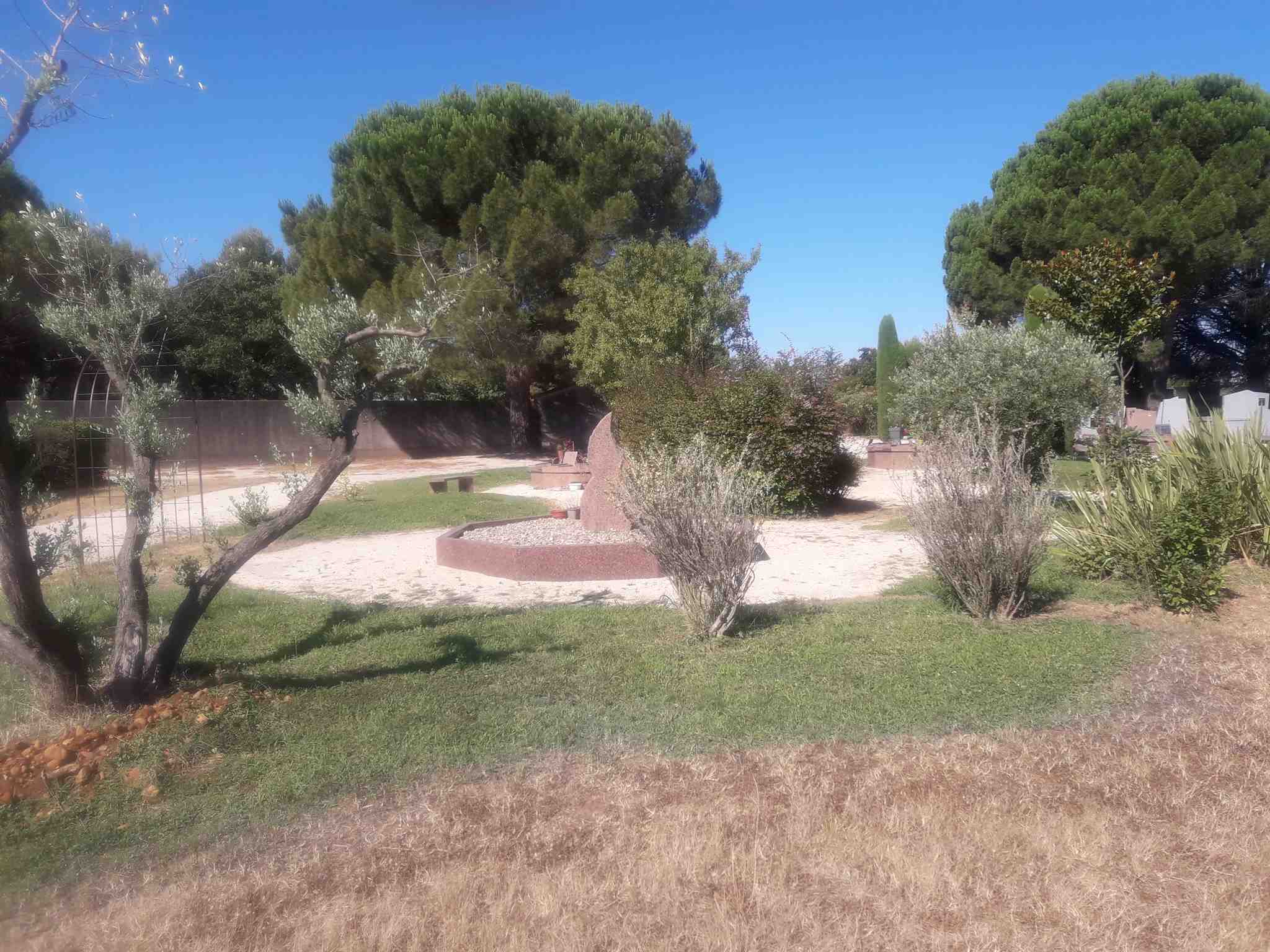 Liste de photographies du cimetière Fiche de présentation de Cimetière du Mirman - Informations et services en ligne - Portail funéraire Citoyen de la commune de CAISSARGUES de la commune de CAISSARGUES