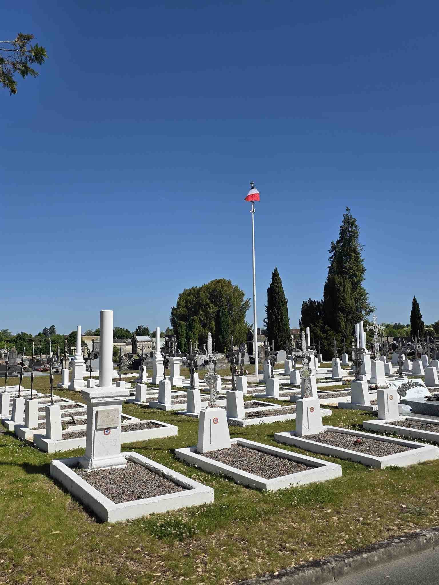 Liste de photographies du cimetière Fiche de présentation de Cimetière Communal - Informations et services en ligne - Portail funéraire Citoyen de la commune de ISSOUDUN de la commune de ISSOUDUN