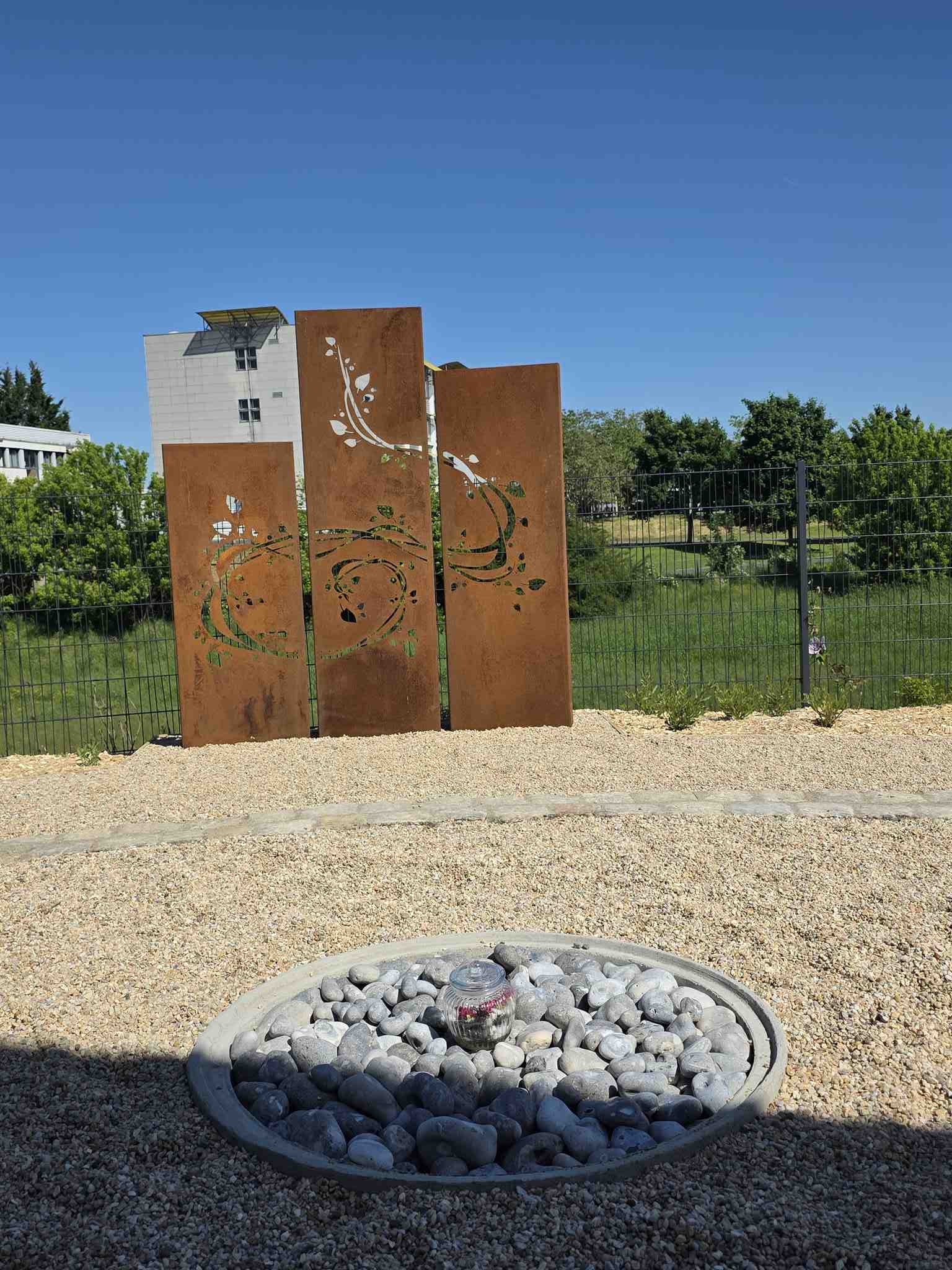 Liste de photographies du cimetière Fiche de présentation de Cimetière Communal - Informations et services en ligne - Portail funéraire Citoyen de la commune de ISSOUDUN de la commune de ISSOUDUN