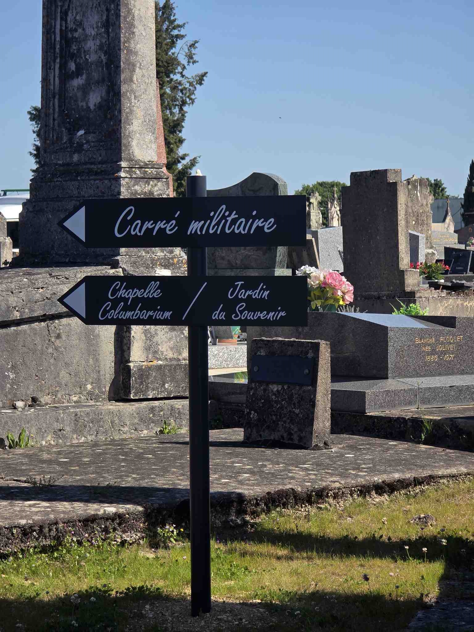 Liste de photographies du cimetière Fiche de présentation de Cimetière Communal - Informations et services en ligne - Portail funéraire Citoyen de la commune de ISSOUDUN de la commune de ISSOUDUN