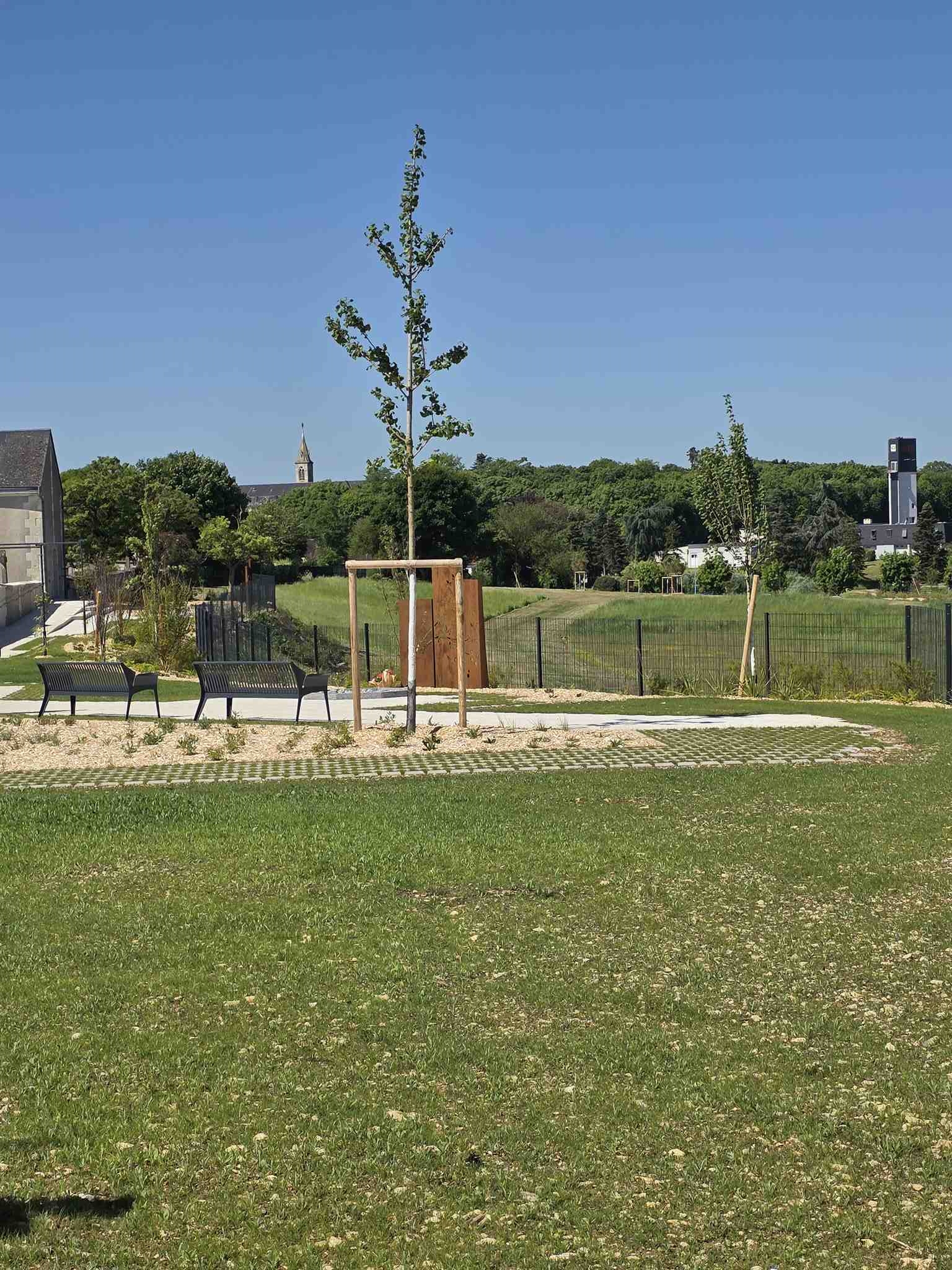 Liste de photographies du cimetière Fiche de présentation de Cimetière Communal - Informations et services en ligne - Portail funéraire Citoyen de la commune de ISSOUDUN de la commune de ISSOUDUN