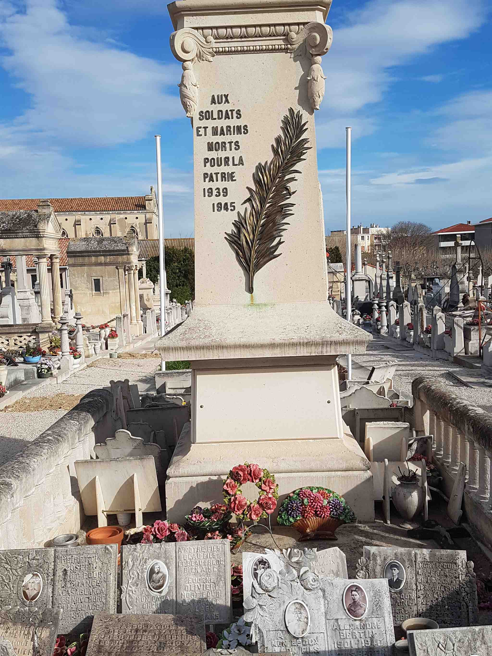 Liste de photographies du cimetière Fiche de présentation de Cimetière Sainte Croix - Informations et services en ligne - Portail funéraire Citoyen Commune de La Ciotat Commune de La Ciotat
