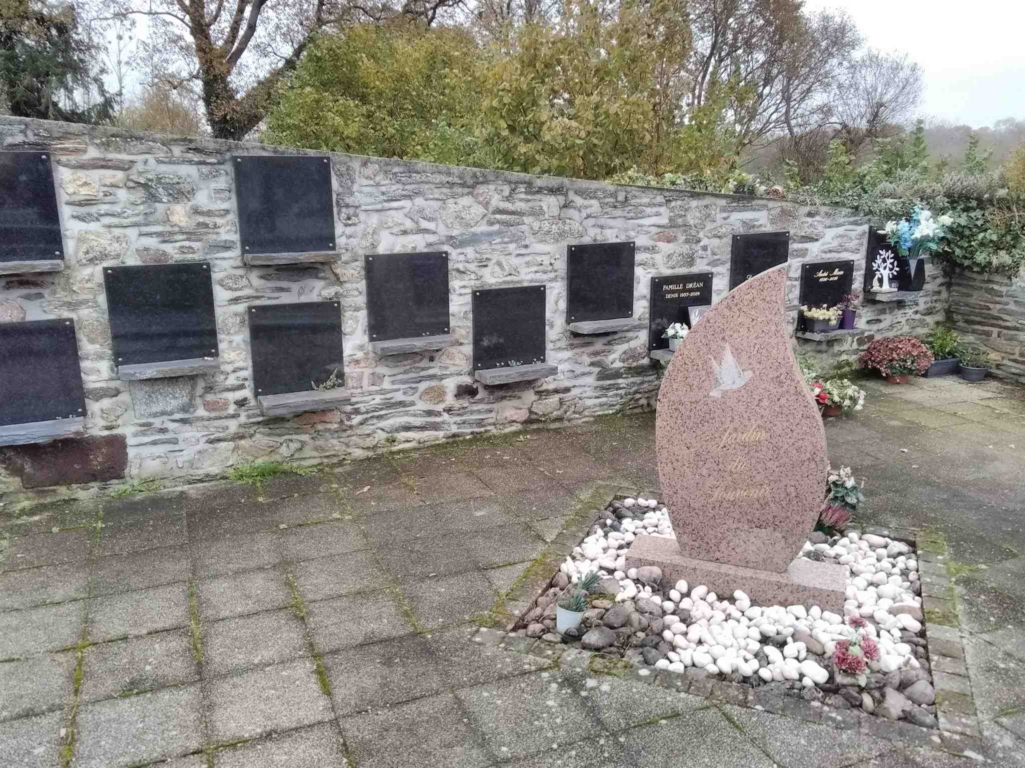 Liste de photographies du cimetière Fiche de présentation de Cimetière de Glénac - Informations et services en ligne - Portail funéraire Citoyen Commune de La Gacilly Commune de La Gacilly