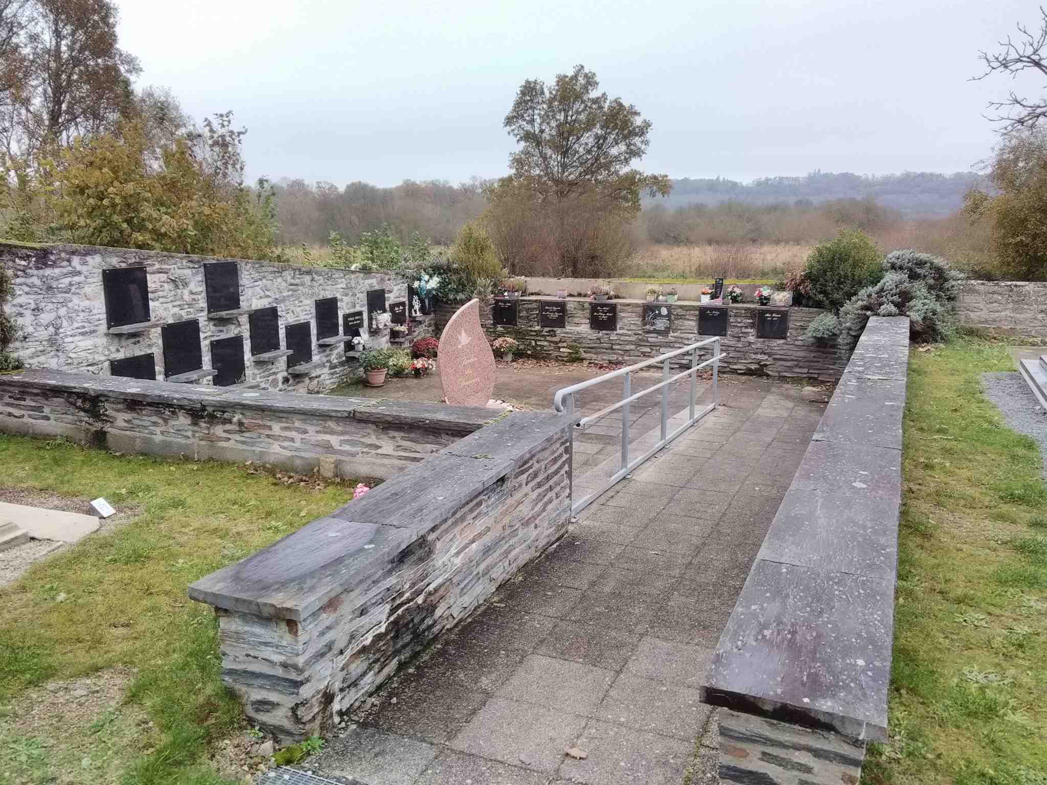 Liste de photographies du cimetière Fiche de présentation de Cimetière de Glénac - Informations et services en ligne - Portail funéraire Citoyen Commune de La Gacilly Commune de La Gacilly