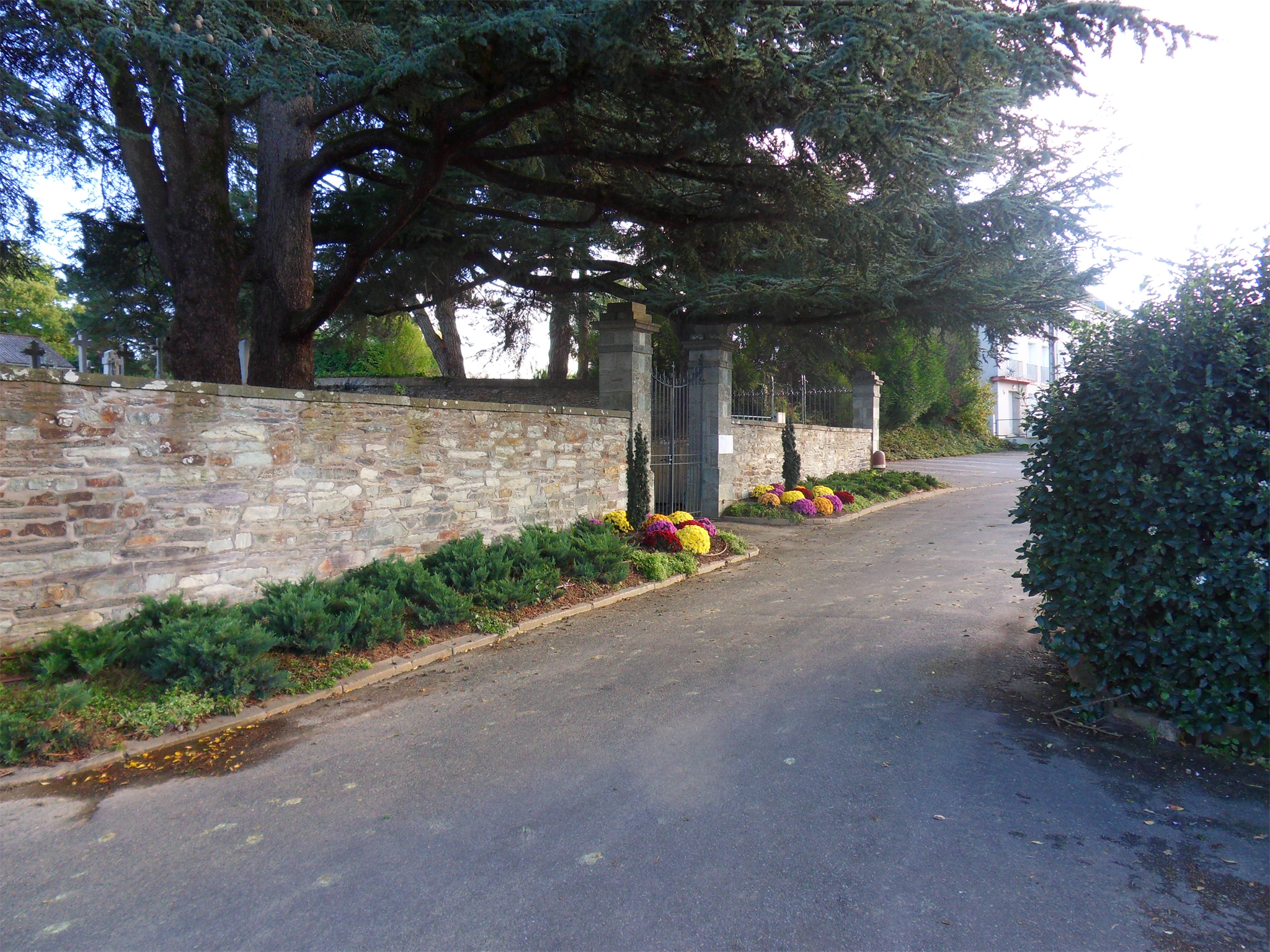 Liste de photographies du cimetière Fiche de présentation de Cimetière de La Gacilly - Informations et services en ligne - Portail funéraire Citoyen Commune de La Gacilly Commune de La Gacilly