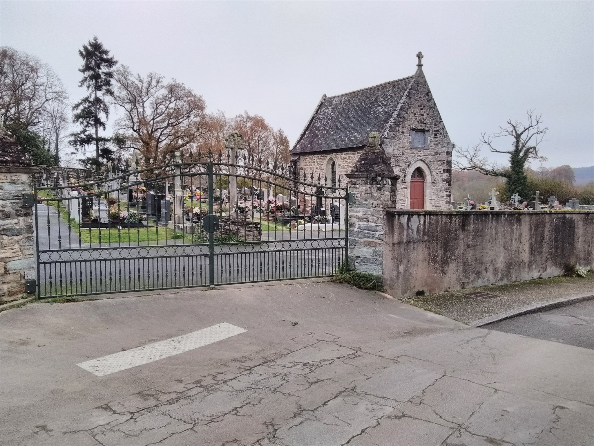 Liste de photographies du cimetière Fiche de présentation de Cimetière de Glénac - Informations et services en ligne - Portail funéraire Citoyen de la commune de LA GACILLY de la commune de LA GACILLY