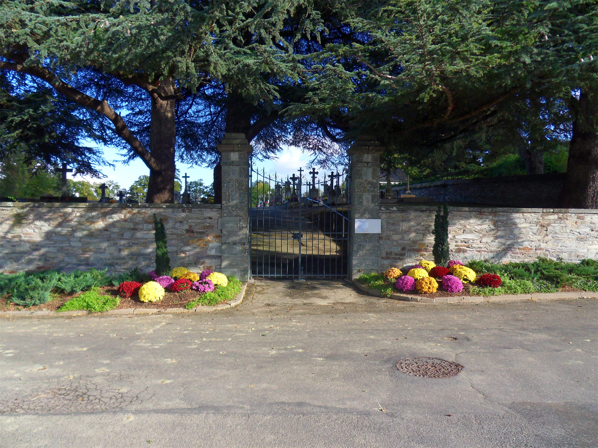 Liste de photographies du cimetière Fiche de présentation de Cimetière de La Gacilly - Informations et services en ligne - Portail funéraire Citoyen Commune de La Gacilly Commune de La Gacilly