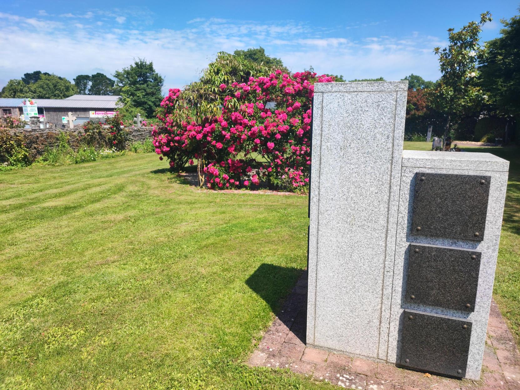 Liste de photographies du cimetière Fiche de présentation de Cimetière Communal - Informations et services en ligne - Portail funéraire Citoyen Commune de La Grigonnais Commune de La Grigonnais