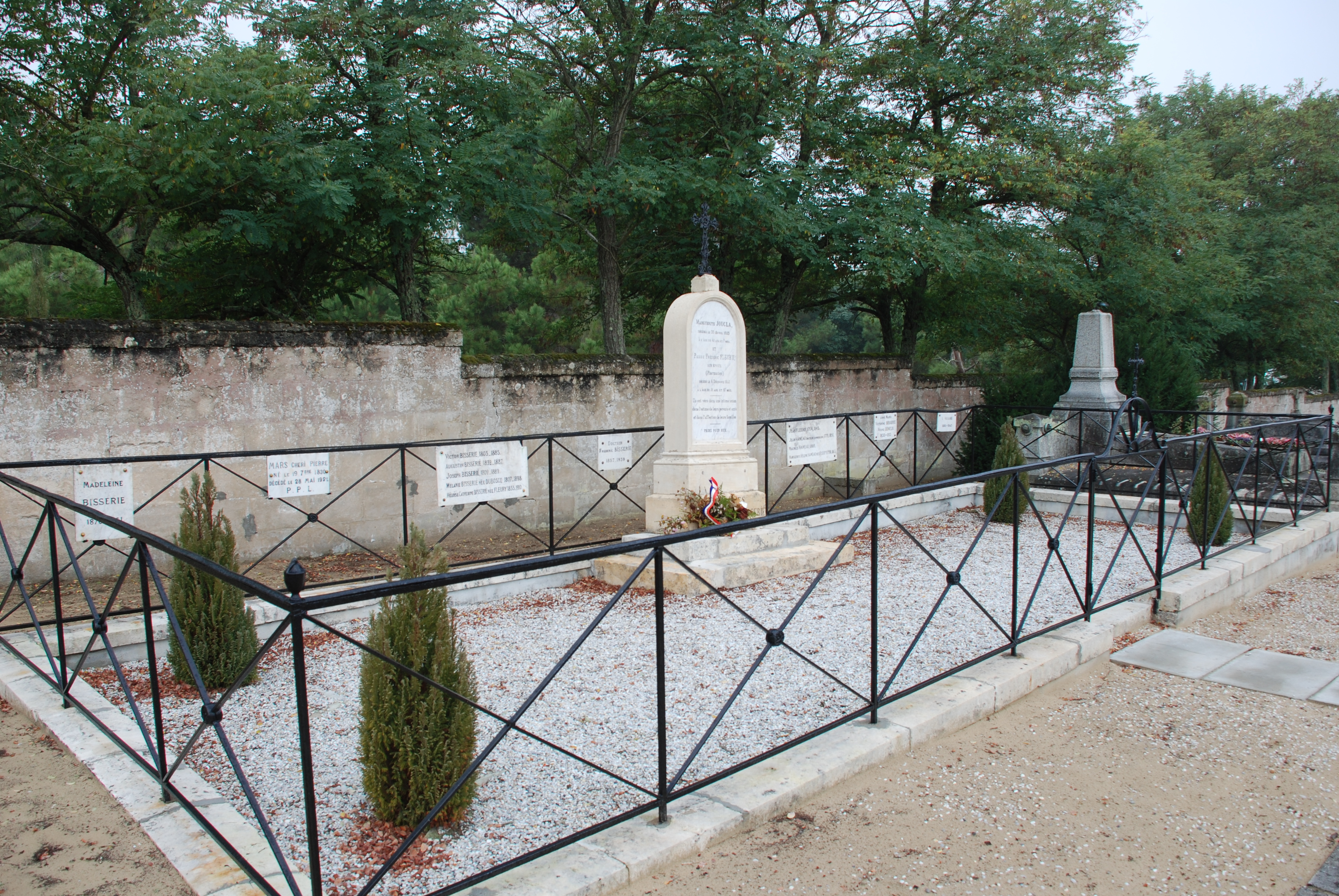 Liste de photographies du cimetière Fiche de présentation de Cimetière de La Teste-de-Buch - Informations et services en ligne - Portail funéraire Citoyens de la ville de LA TESTE DE BUCH de la ville de LA TESTE DE BUCH