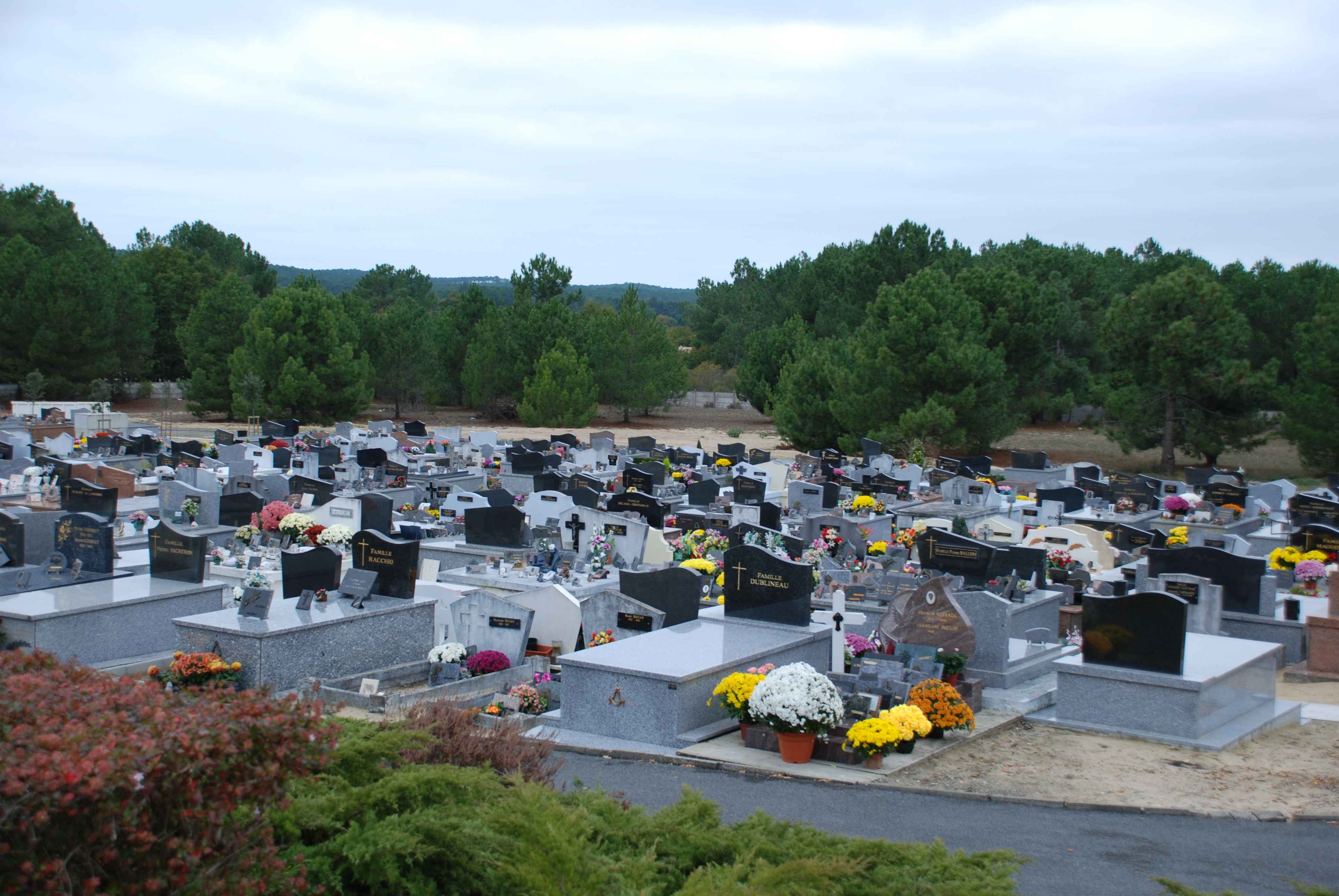 Liste de photographies du cimetière Fiche de présentation de Cimetière de La Teste-de-Buch - Informations et services en ligne - Portail funéraire Citoyens de la ville de LA TESTE DE BUCH de la ville de LA TESTE DE BUCH