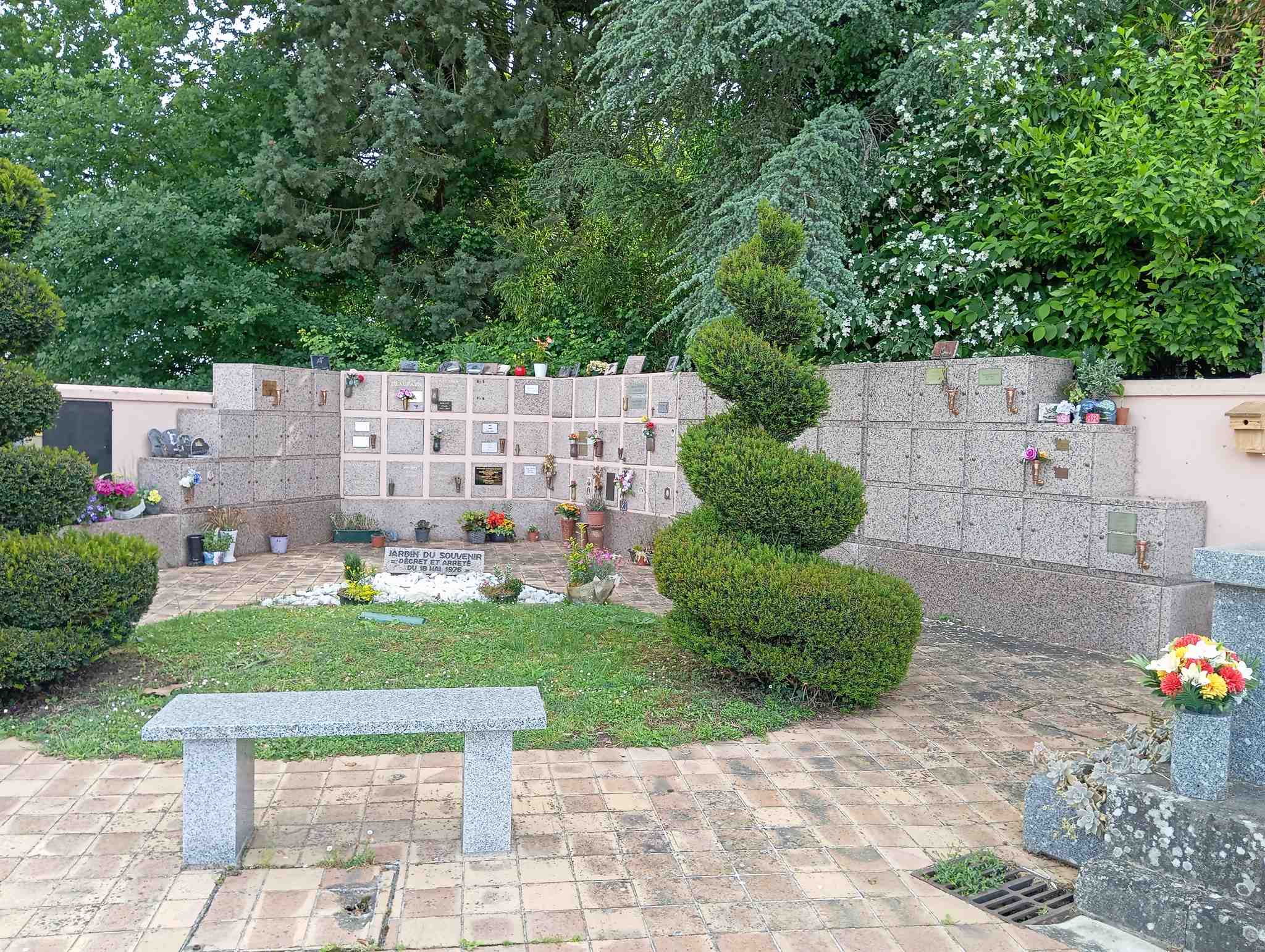 Liste de photographies du cimetière Fiche de présentation de Cimetière de Ganet - Informations et services en ligne - Portail funéraire Citoyen de la ville de LE PASSAGE D'AGEN de la ville de LE PASSAGE D'AGEN