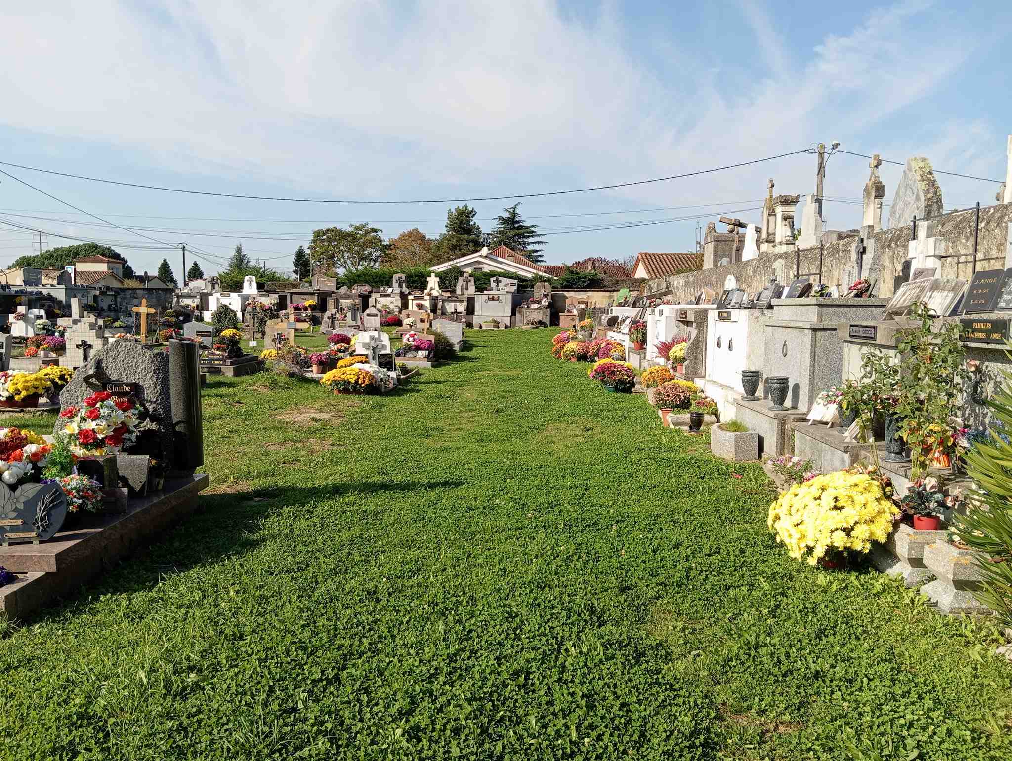 Liste de photographies du cimetière Fiche de présentation de Cimetière de Monbusq - Informations et services en ligne - Portail funéraire Citoyen de la ville de LE PASSAGE D'AGEN de la ville de LE PASSAGE D'AGEN