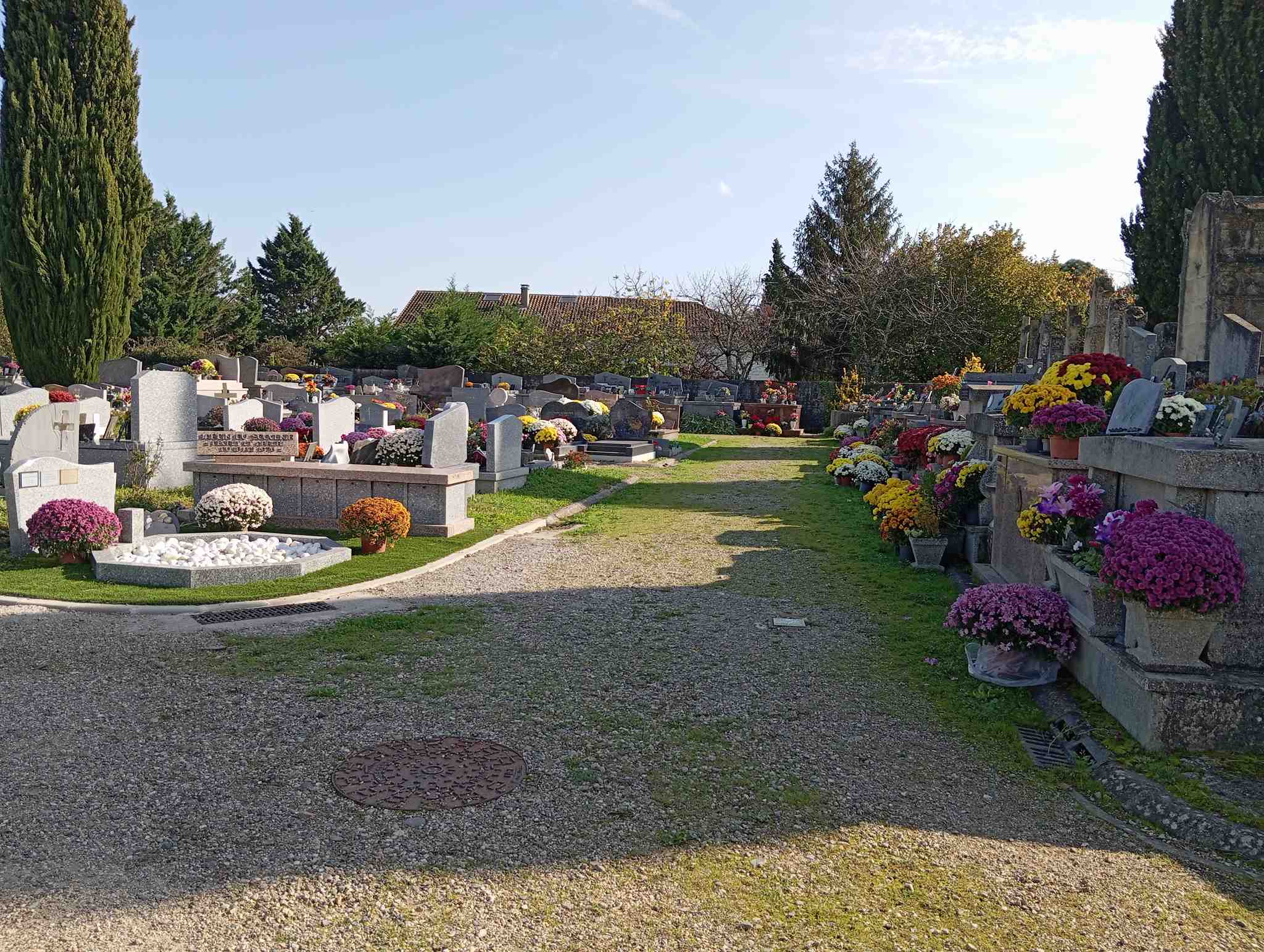 Liste de photographies du cimetière Fiche de présentation de Cimetière de Monbusq - Informations et services en ligne - Portail funéraire Citoyen de la ville de LE PASSAGE D'AGEN de la ville de LE PASSAGE D'AGEN