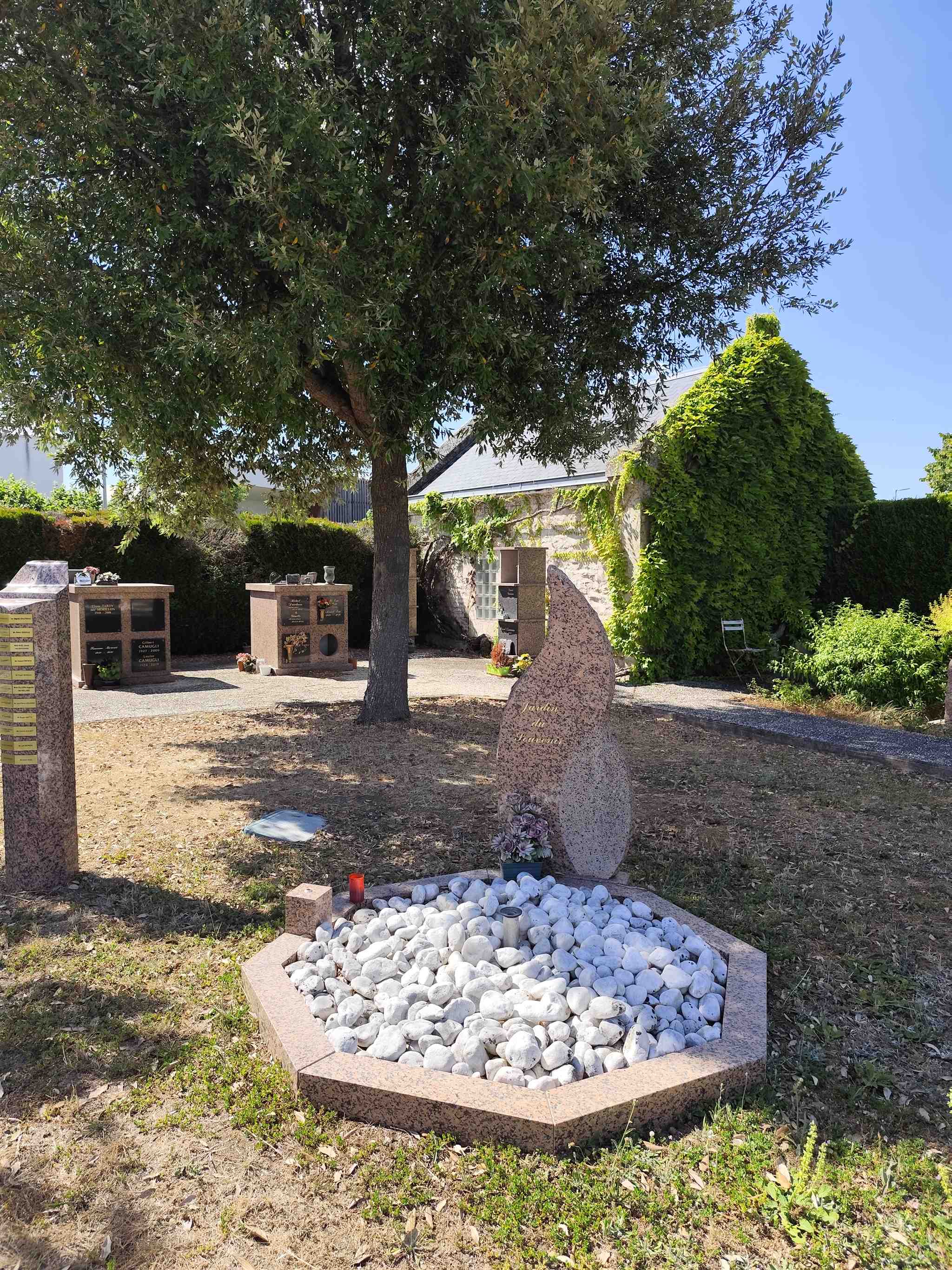 Liste de photographies du cimetière Fiche de présentation de Nouveau Cimetière - Informations et services en ligne - Portail funéraire Citoyen Commune de Mauzé-sur-le-Mignon Commune de Mauzé-sur-le-Mignon
