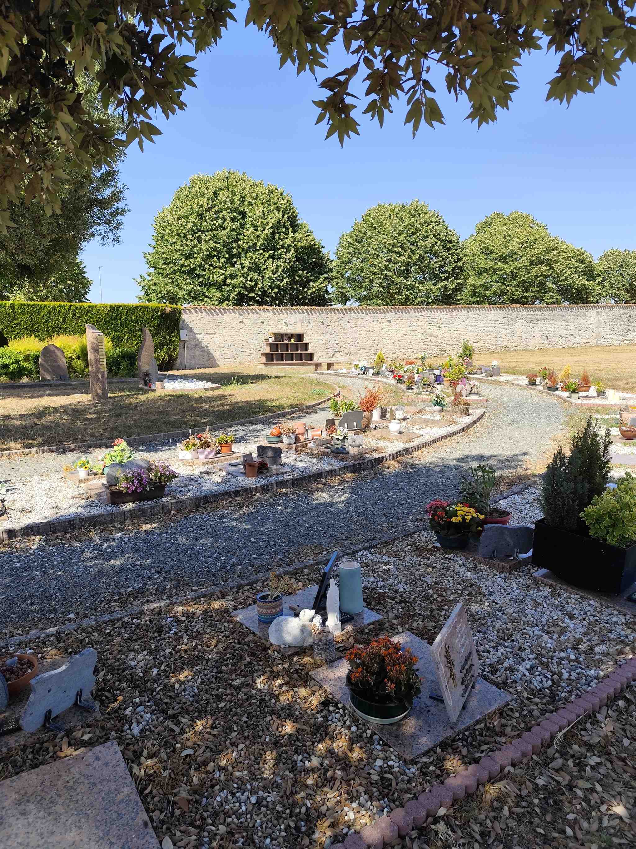 Liste de photographies du cimetière Fiche de présentation de Nouveau Cimetière - Informations et services en ligne - Portail funéraire Citoyen Commune de Mauzé-sur-le-Mignon Commune de Mauzé-sur-le-Mignon