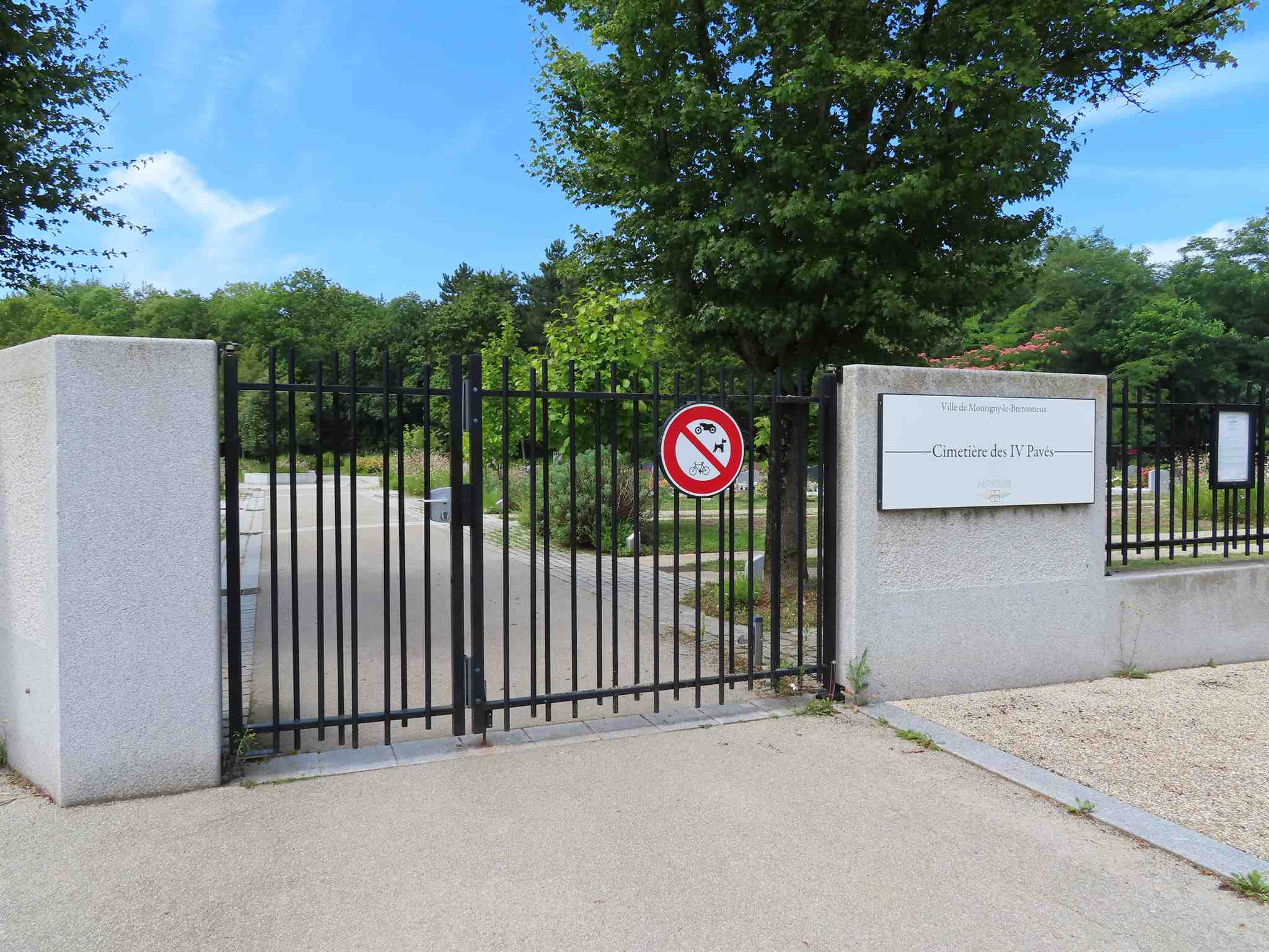 Liste de photographies du cimetière Fiche de présentation de Cimetière des IV Pavés du Roy - Informations et services en ligne - Portail funéraire Citoyen de la ville de MONTIGNY-LE-BRETONNEUX de la ville de MONTIGNY-LE-BRETONNEUX