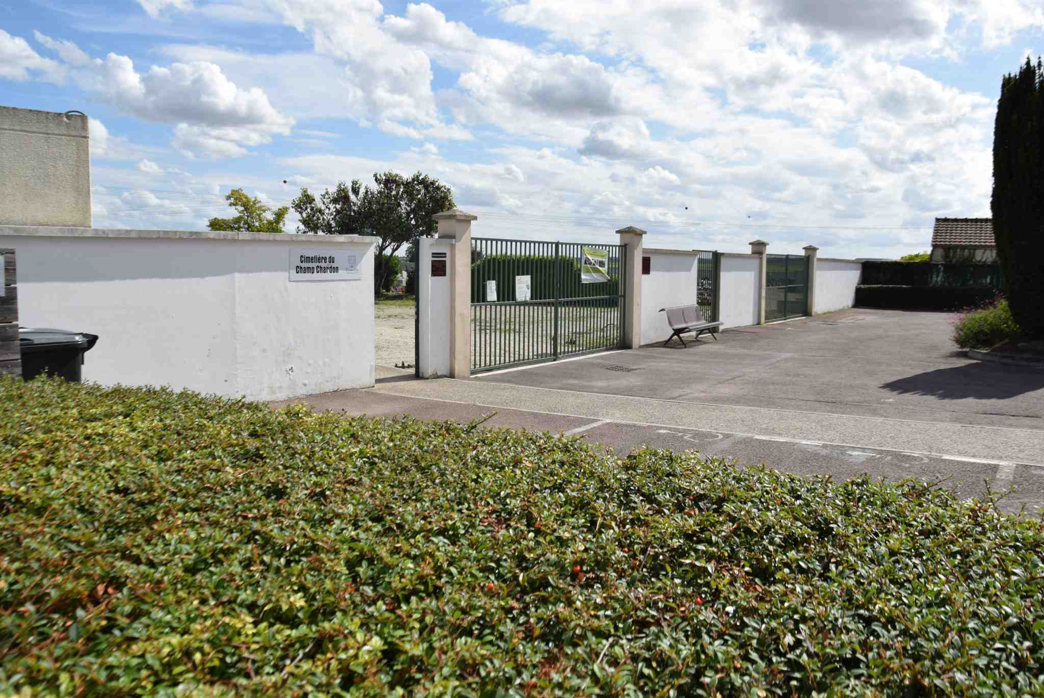 Liste de photographies du cimetière Fiche de présentation de Cimetière du Champ Chardon - Informations et services en ligne - Portail funéraire Citoyen de la ville de ROMILLY SUR SEINE de la ville de ROMILLY SUR SEINE