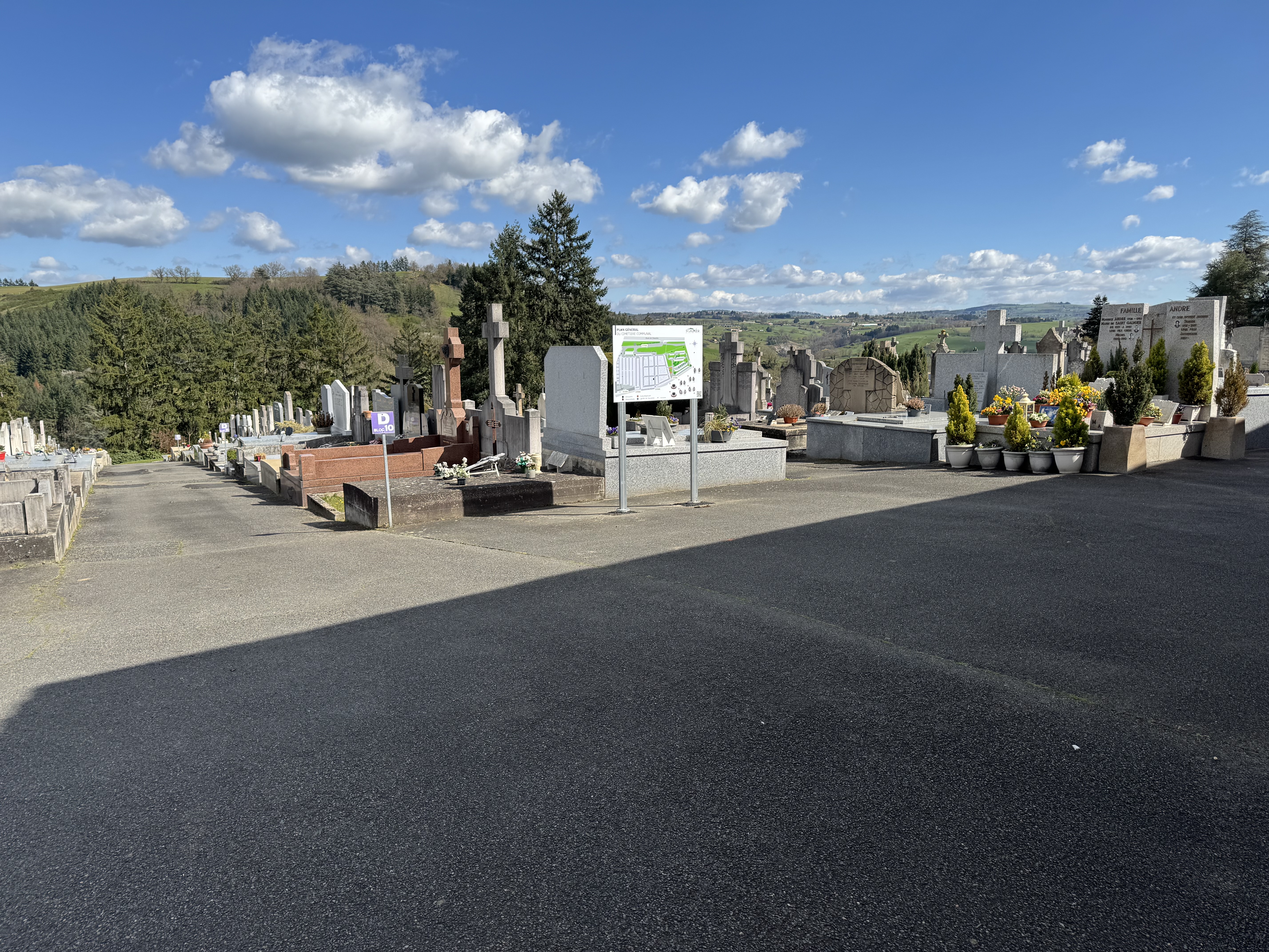 Liste de photographies du cimetière Fiche de présentation de Cimetière Communal - Informations et services en ligne - Portail funéraire Citoyen Ville de Saint-Galmier Ville de Saint-Galmier