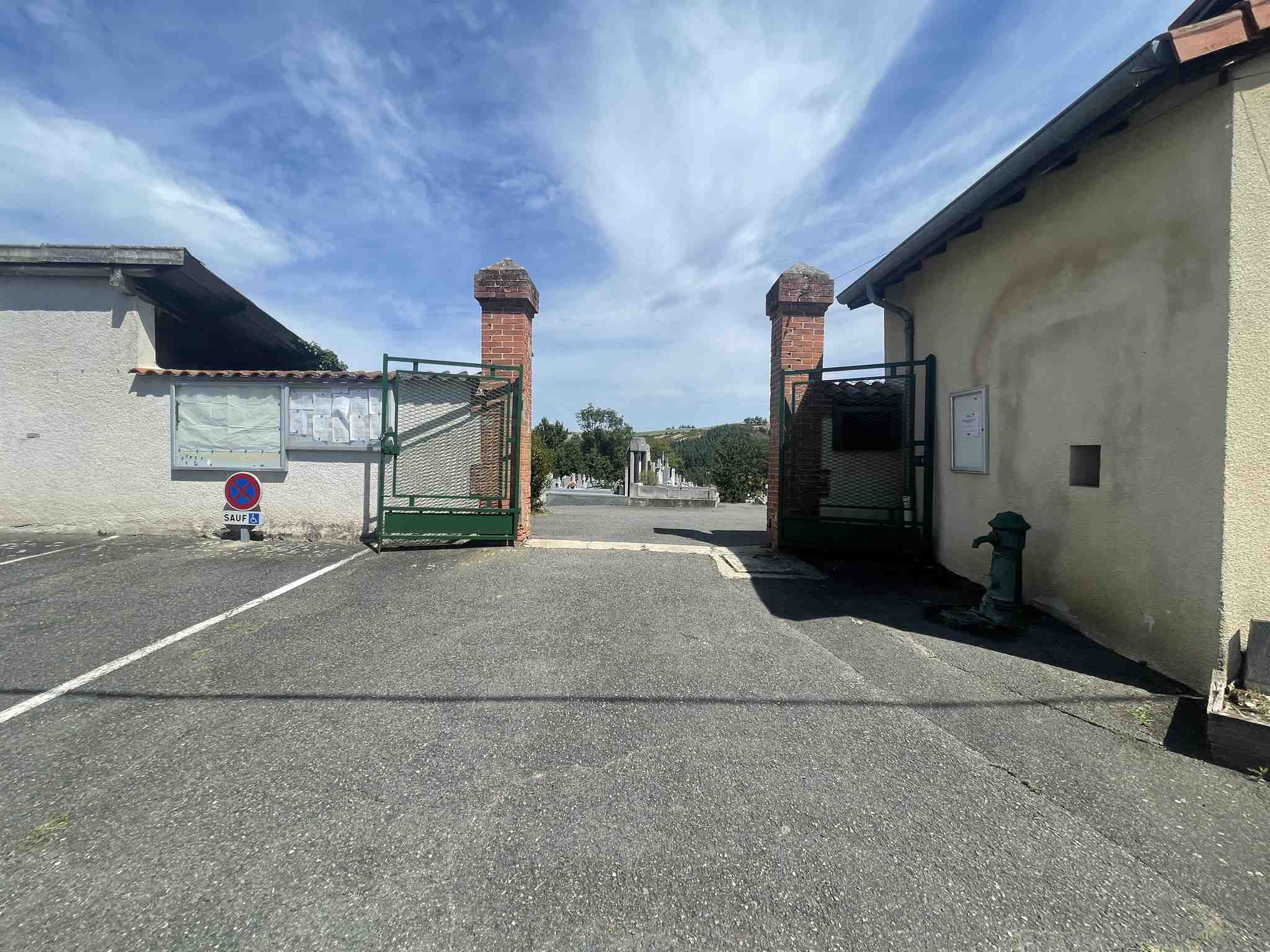 Liste de photographies du cimetière Fiche de présentation de Cimetière Communal - Informations et services en ligne - Portail funéraire Citoyen Ville de Saint-Galmier Ville de Saint-Galmier