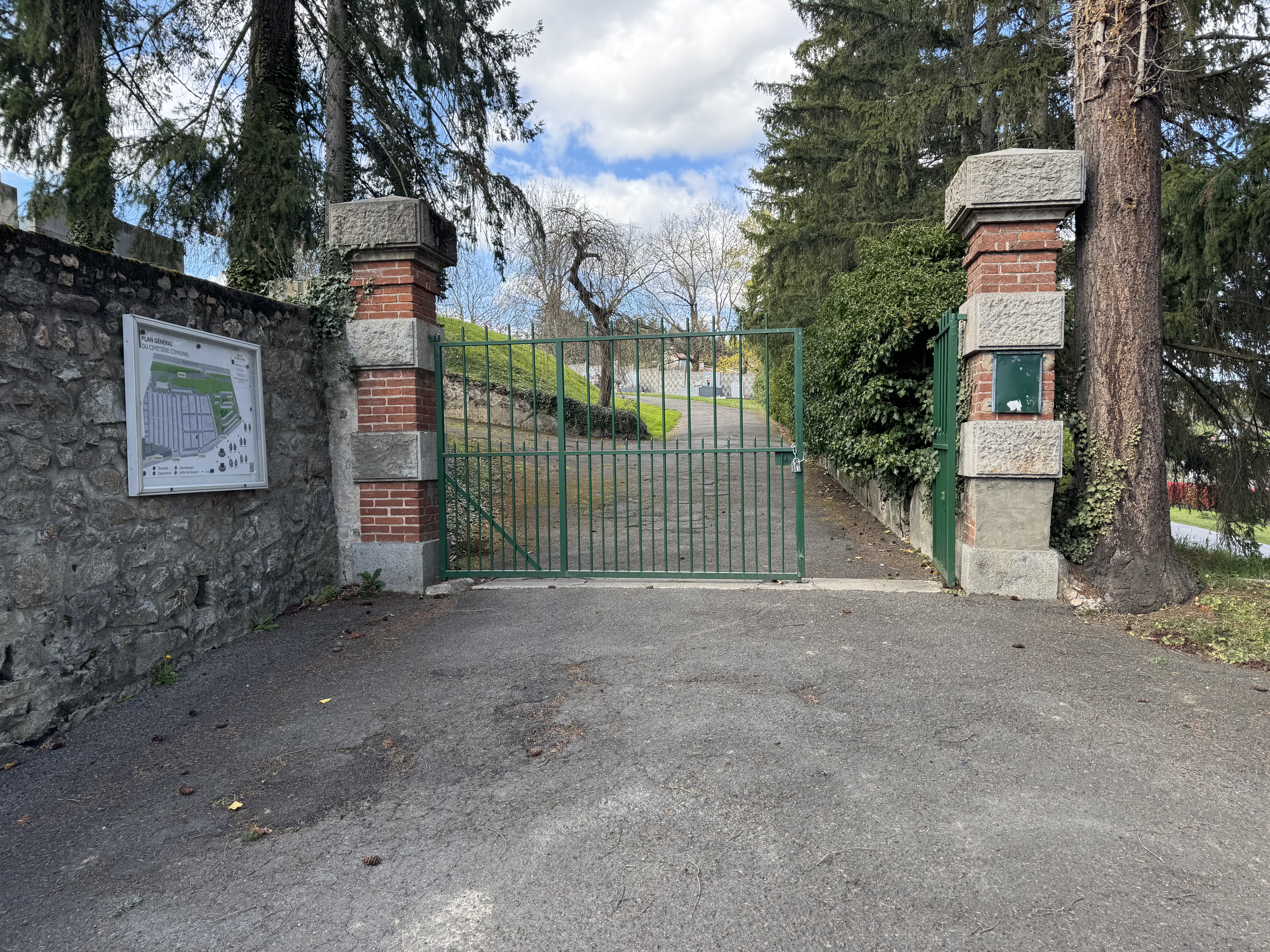Liste de photographies du cimetière Fiche de présentation de Cimetière Communal - Informations et services en ligne - Portail funéraire Citoyen Ville de Saint-Galmier Ville de Saint-Galmier