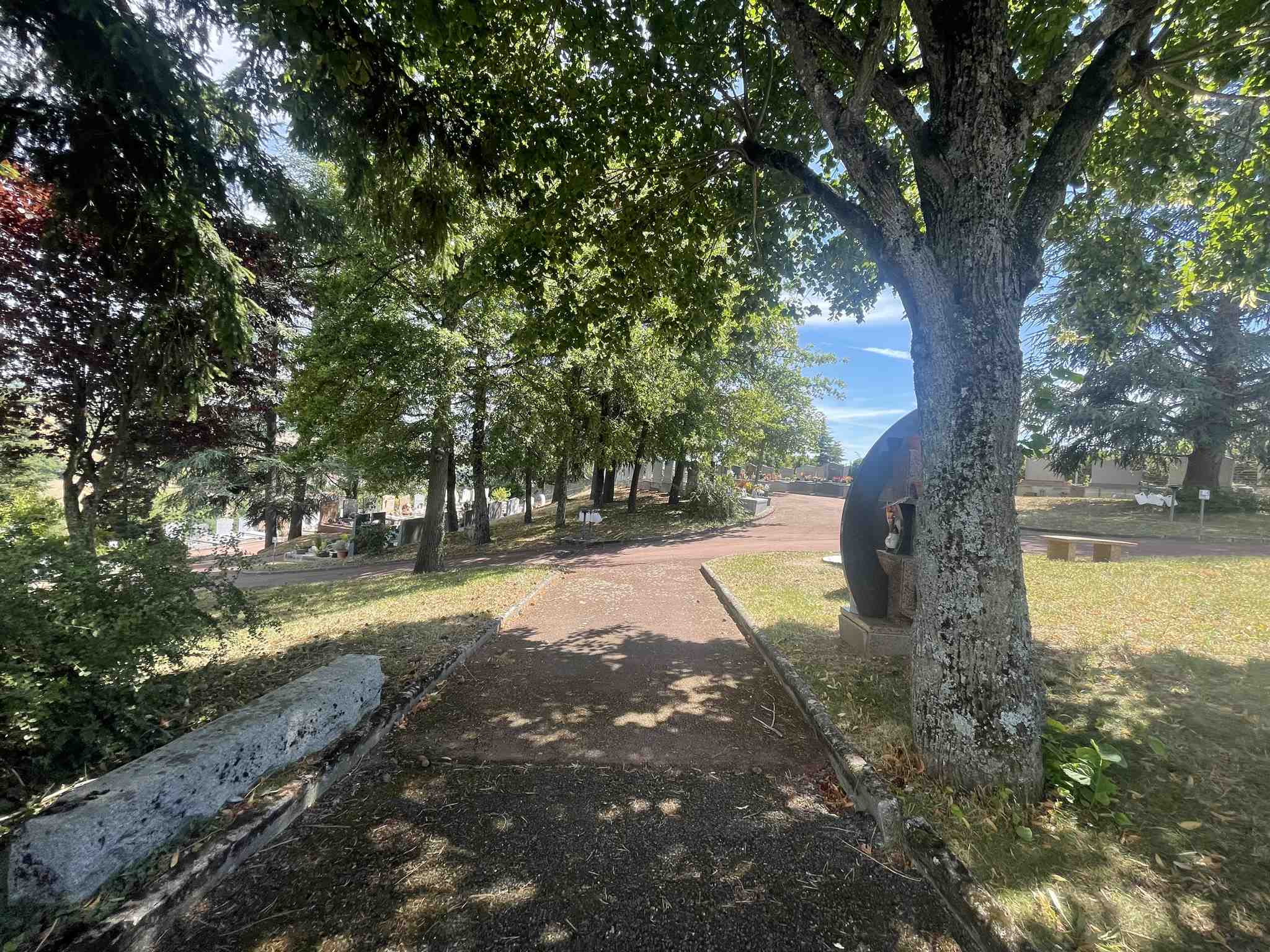 Liste de photographies du cimetière Fiche de présentation de Cimetière Communal - Informations et services en ligne - Portail funéraire Citoyen de la ville de SAINT GALMIER de la ville de SAINT GALMIER