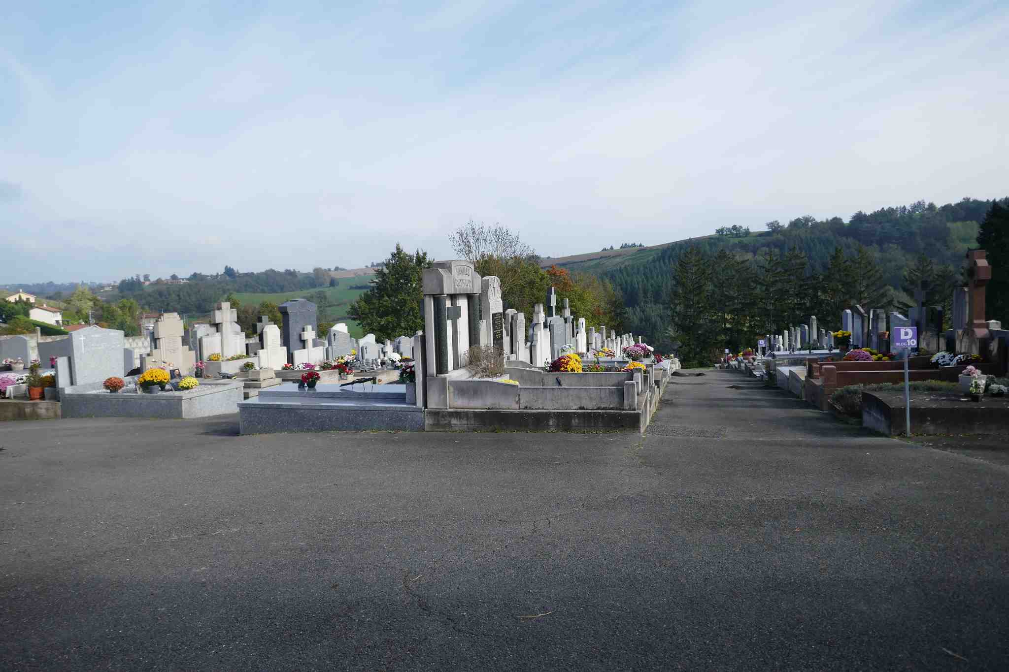 Liste de photographies du cimetière Fiche de présentation de Cimetière Communal - Informations et services en ligne - Portail funéraire Citoyen de la ville de SAINT GALMIER de la ville de SAINT GALMIER