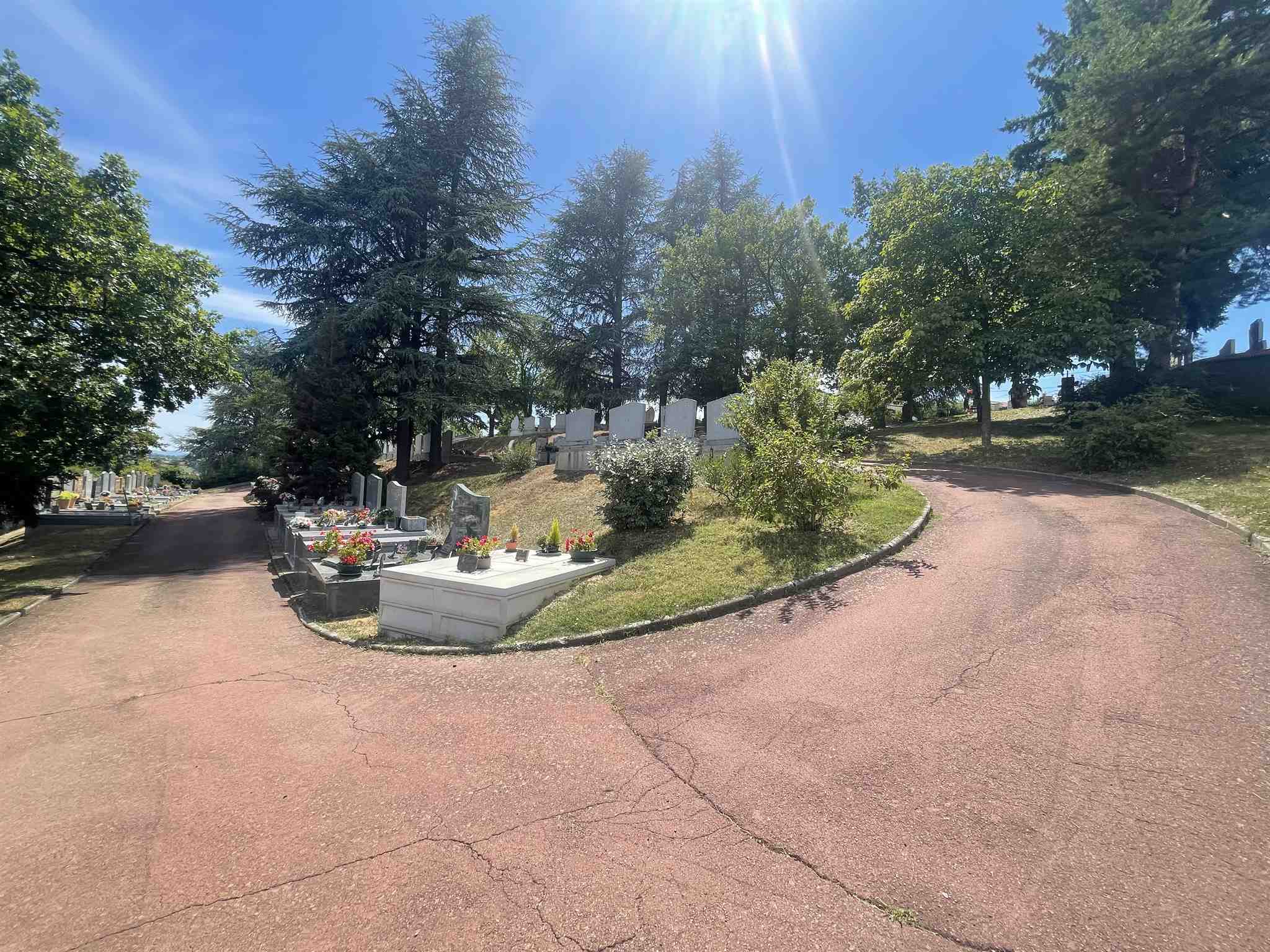 Liste de photographies du cimetière Fiche de présentation de Cimetière Communal - Informations et services en ligne - Portail funéraire Citoyen de la ville de SAINT GALMIER de la ville de SAINT GALMIER