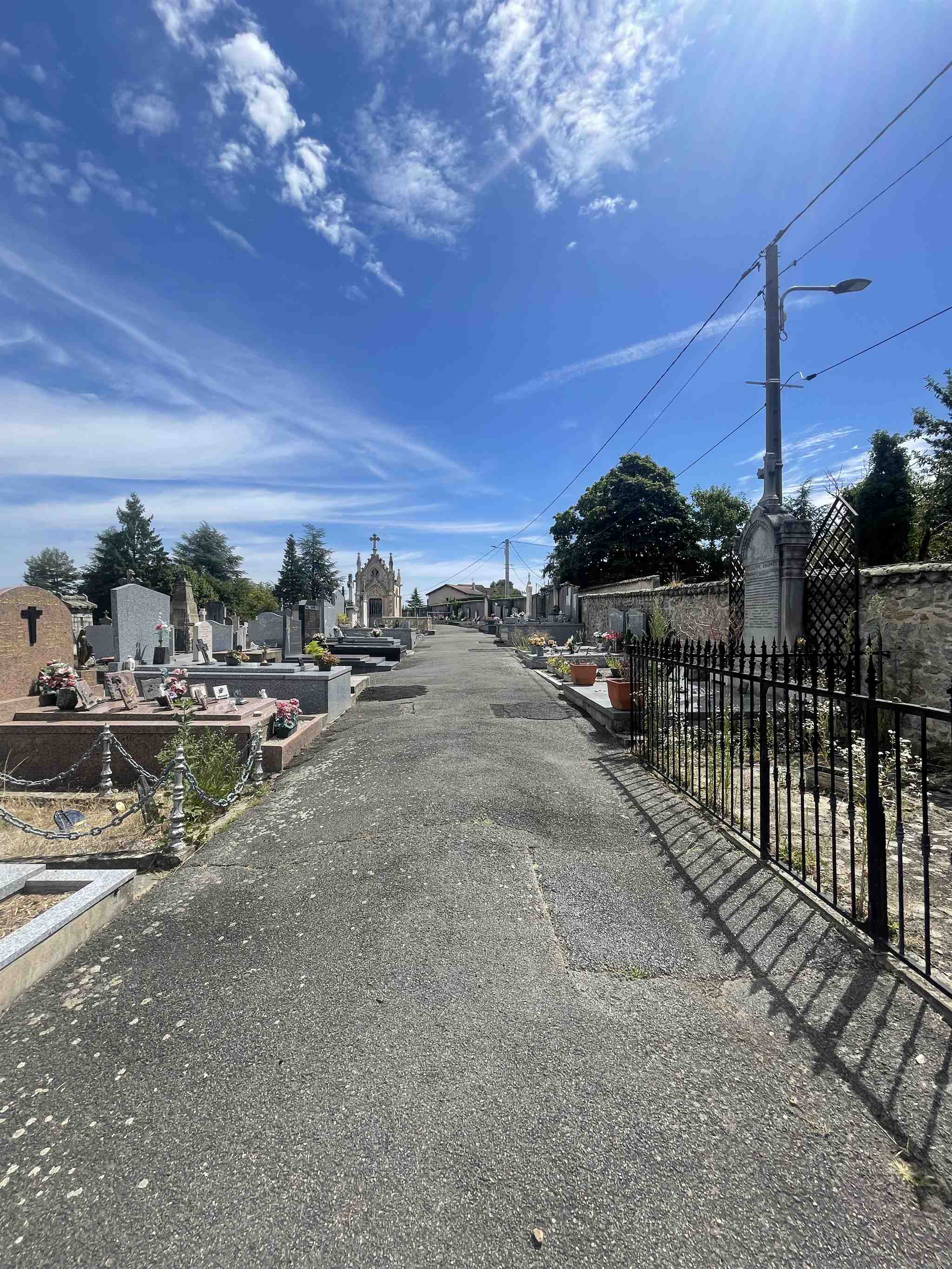 Liste de photographies du cimetière Fiche de présentation de Cimetière Communal - Informations et services en ligne - Portail funéraire Citoyen Ville de Saint-Galmier Ville de Saint-Galmier