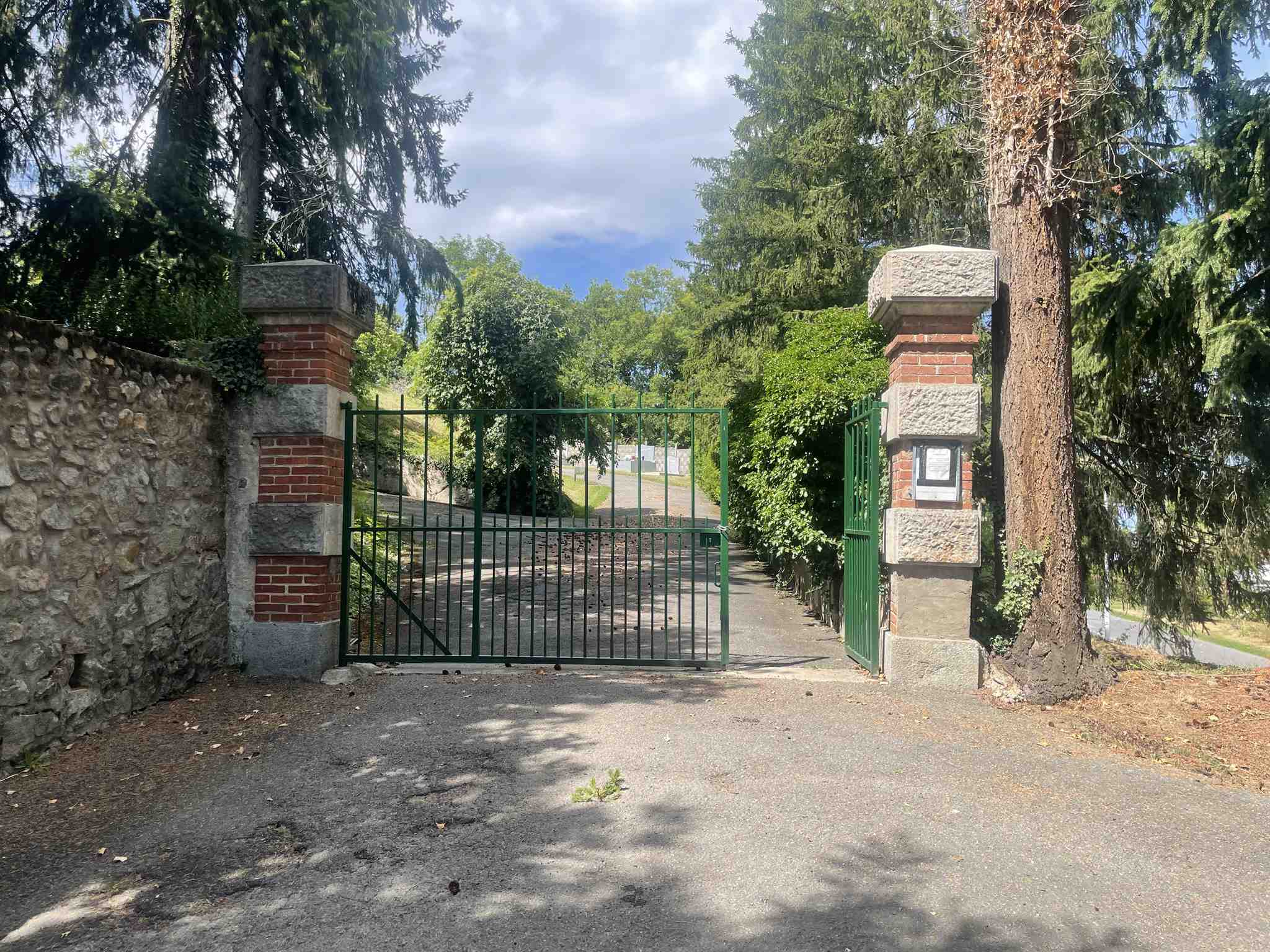 Liste de photographies du cimetière Fiche de présentation de Cimetière Communal - Informations et services en ligne - Portail funéraire Citoyen de la ville de SAINT GALMIER de la ville de SAINT GALMIER