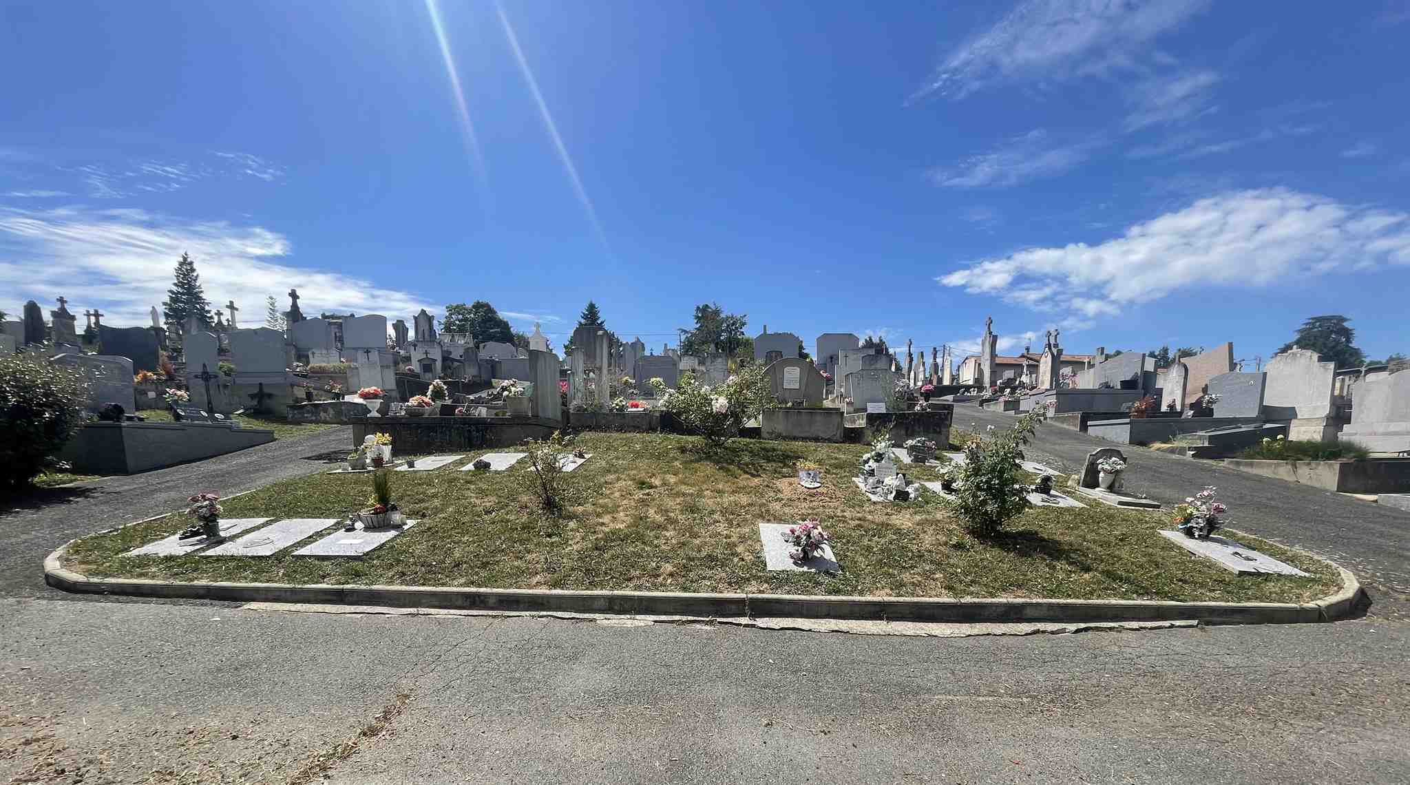 Liste de photographies du cimetière Fiche de présentation de Cimetière Communal - Informations et services en ligne - Portail funéraire Citoyen Ville de Saint-Galmier Ville de Saint-Galmier