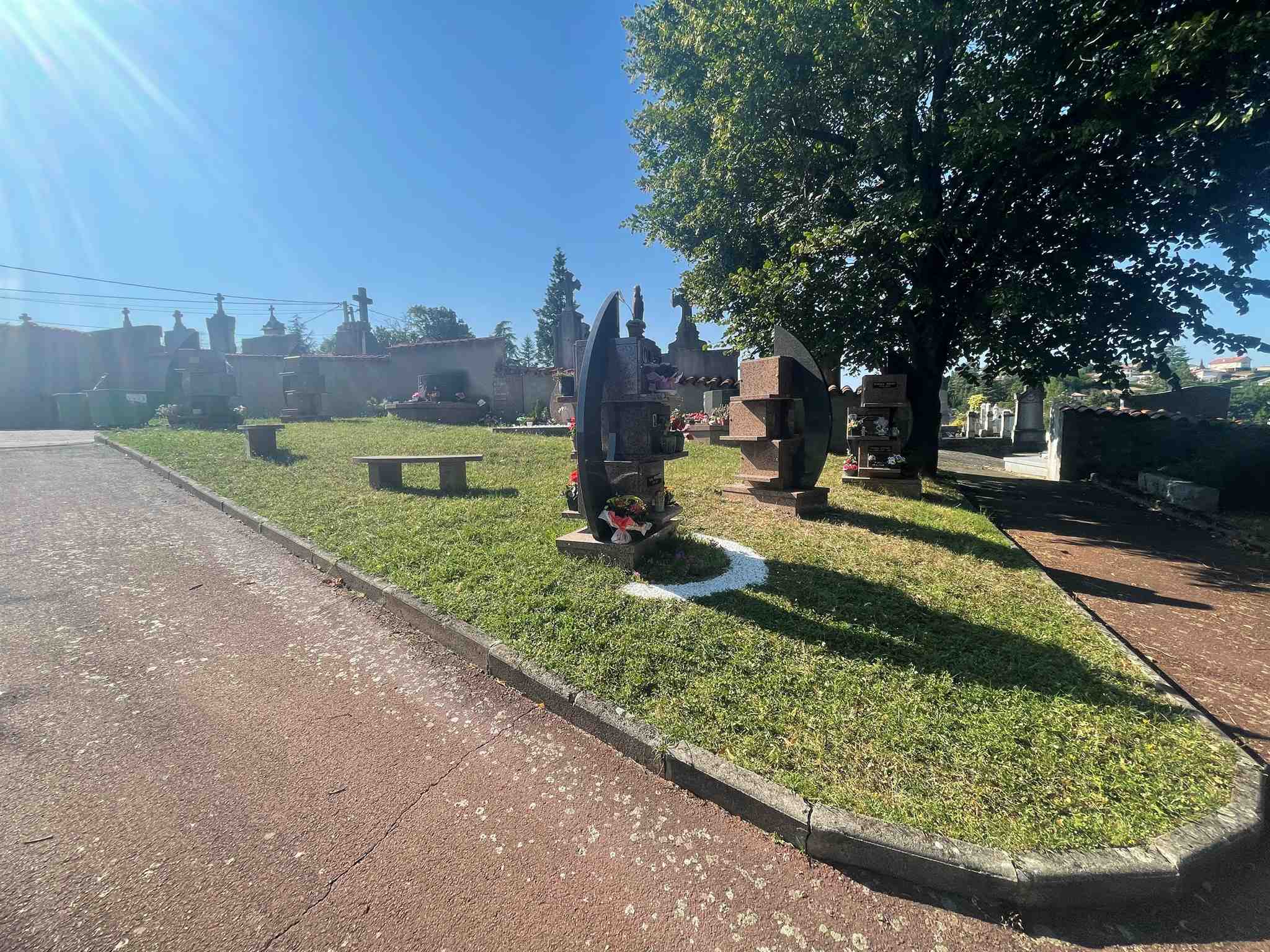 Liste de photographies du cimetière Fiche de présentation de Cimetière Communal - Informations et services en ligne - Portail funéraire Citoyen Ville de Saint-Galmier Ville de Saint-Galmier