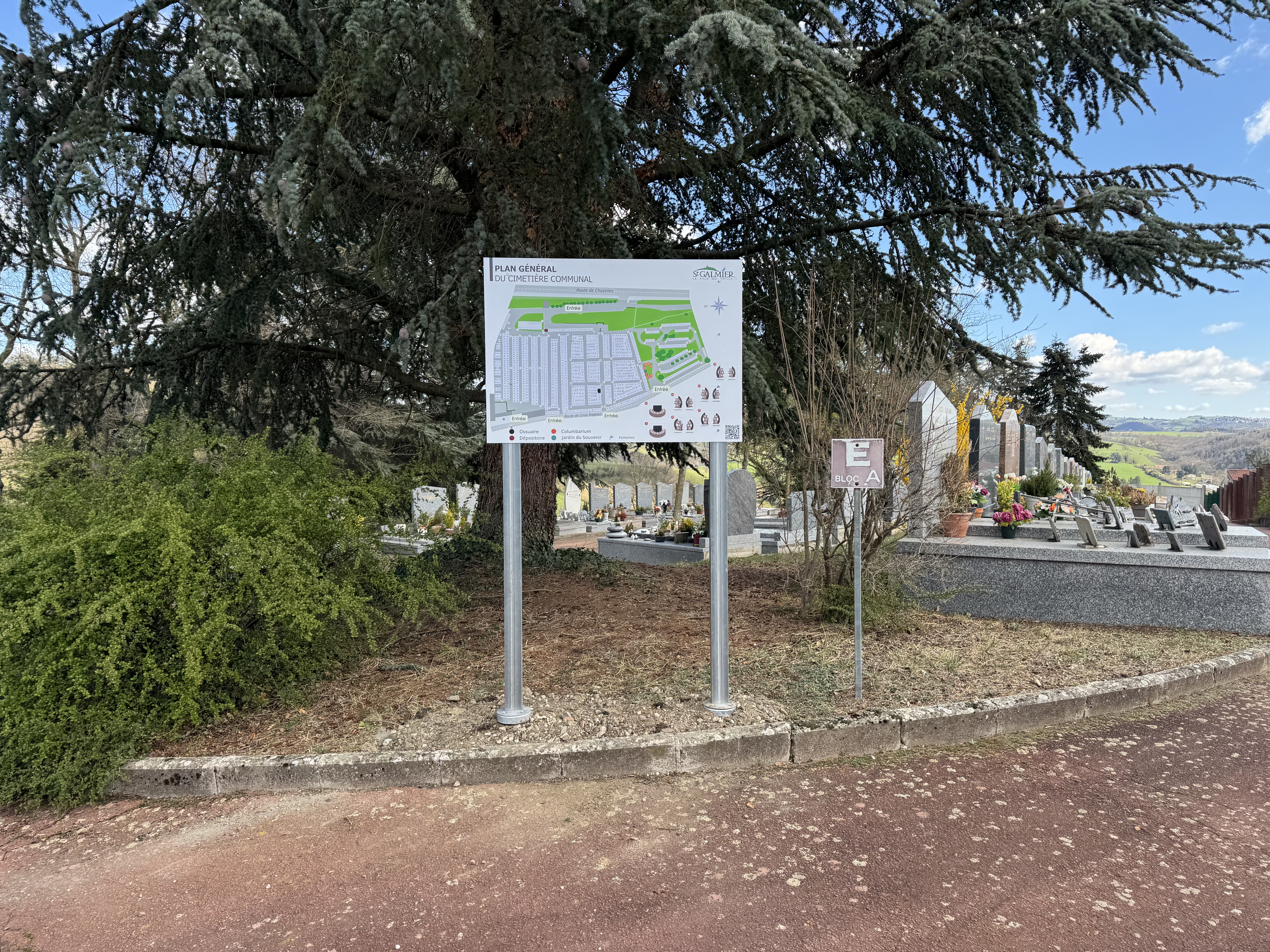 Liste de photographies du cimetière Fiche de présentation de Cimetière Communal - Informations et services en ligne - Portail funéraire Citoyen Ville de Saint-Galmier Ville de Saint-Galmier