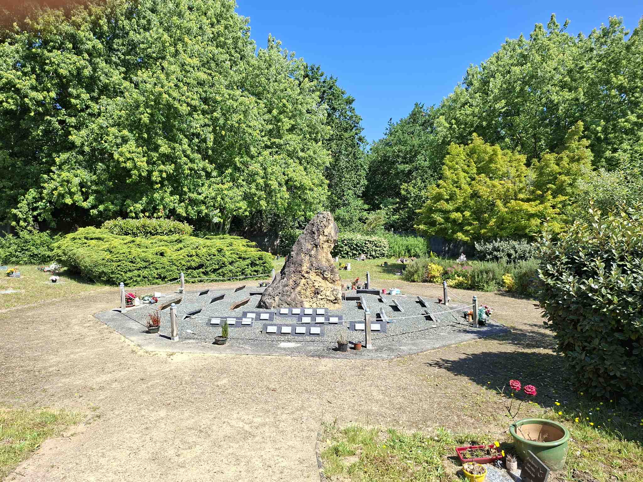 Liste de photographies du cimetière Fiche de présentation de Cimetière du Cosse - Informations et services en ligne - Portail funéraire Citoyen Commune de Saint-Pierre-du-Mont Commune de Saint-Pierre-du-Mont