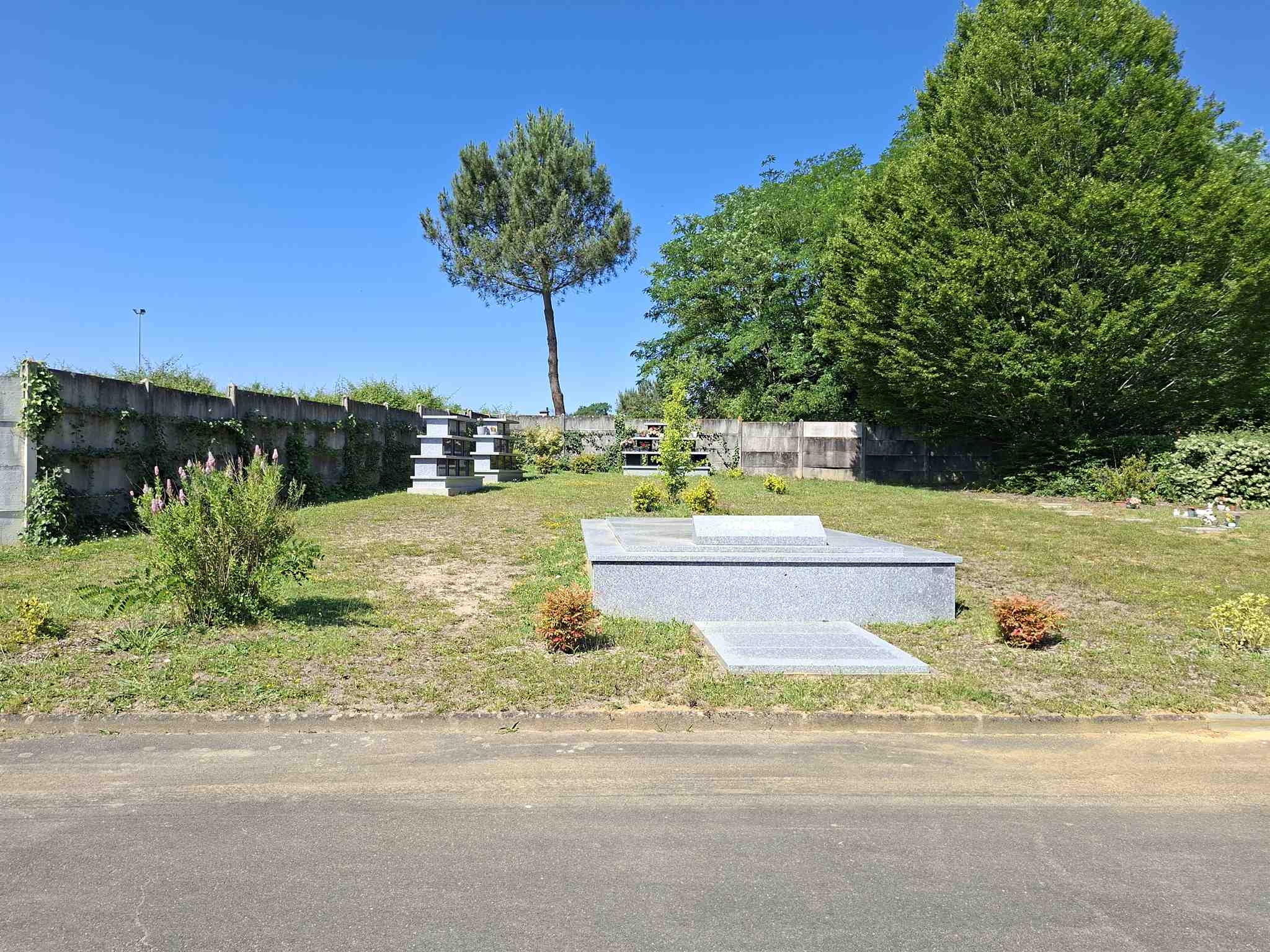 Liste de photographies du cimetière Fiche de présentation de Cimetière du Cosse - Informations et services en ligne - Portail funéraire Citoyen Commune de Saint-Pierre-du-Mont Commune de Saint-Pierre-du-Mont