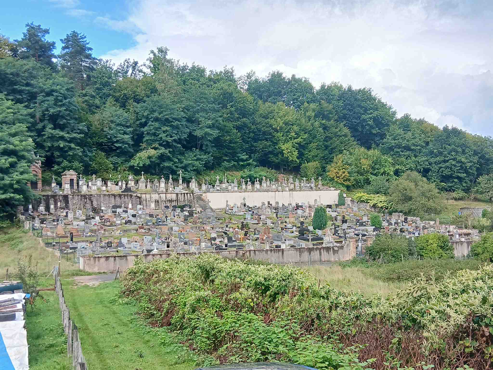 Liste de photographies du cimetière Fiche de présentation de Cimetière Communal de Saint-Quirin - Informations et services en ligne - Portail funéraire Citoyen de la commune de SAINT QUIRIN de la commune de SAINT QUIRIN