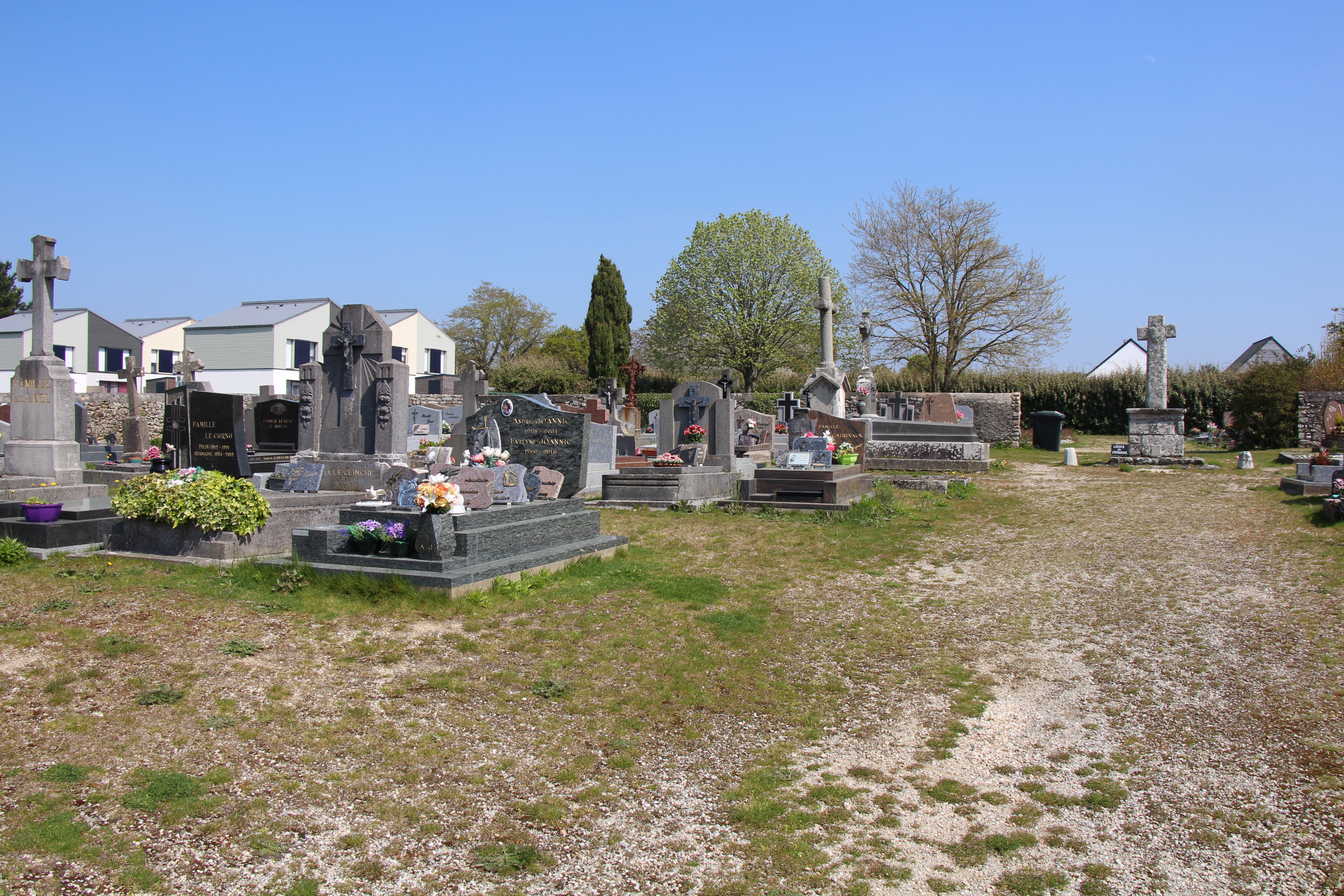 Liste de photographies du cimetière Fiche de présentation de Cimetière de Noyalo - Informations et services en ligne - Portail funéraire Citoyen Ville de Theix-Noyalo Ville de Theix-Noyalo