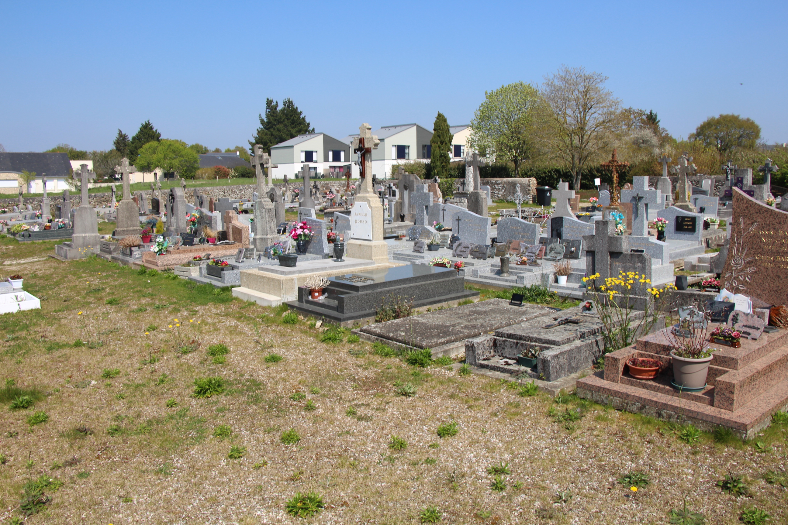 Liste de photographies du cimetière Fiche de présentation de Cimetière de Noyalo - Informations et services en ligne - Portail funéraire Citoyen Ville de Theix-Noyalo Ville de Theix-Noyalo