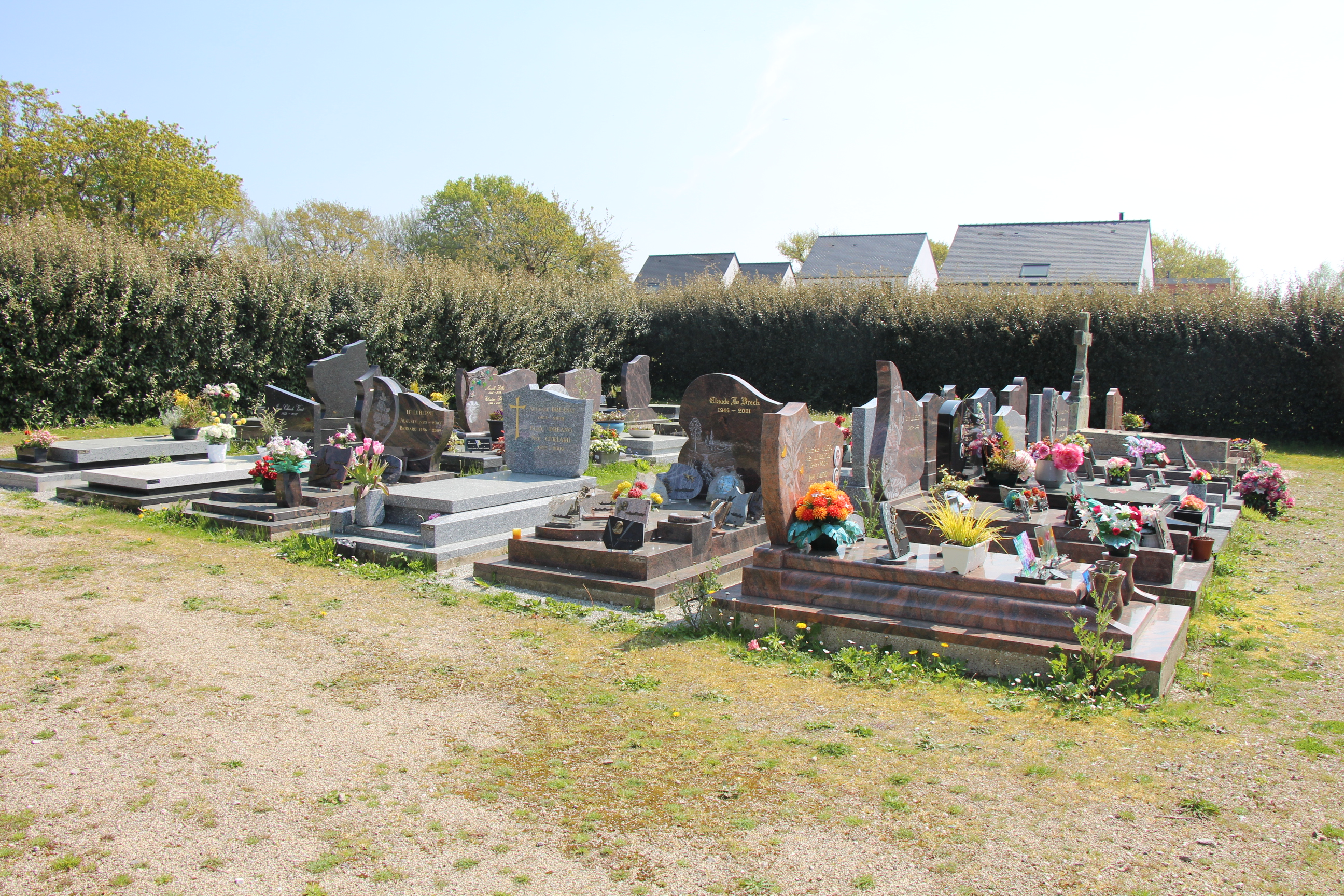 Liste de photographies du cimetière Fiche de présentation de Cimetière de Noyalo - Informations et services en ligne - Portail funéraire Citoyen Ville de Theix-Noyalo Ville de Theix-Noyalo