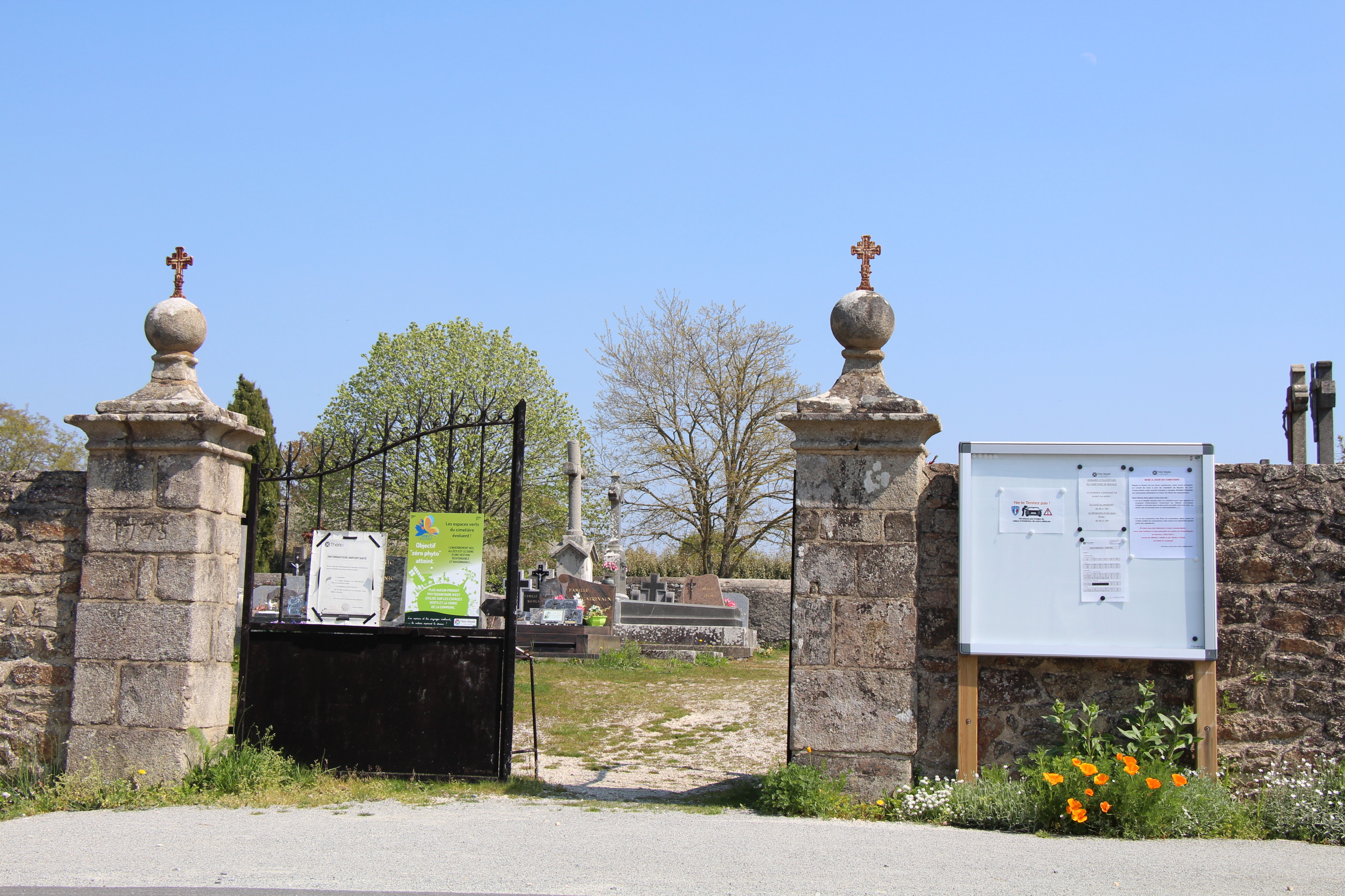Liste de photographies du cimetière Fiche de présentation de Cimetière de Noyalo - Informations et services en ligne - Portail funéraire Citoyen Ville de Theix-Noyalo Ville de Theix-Noyalo