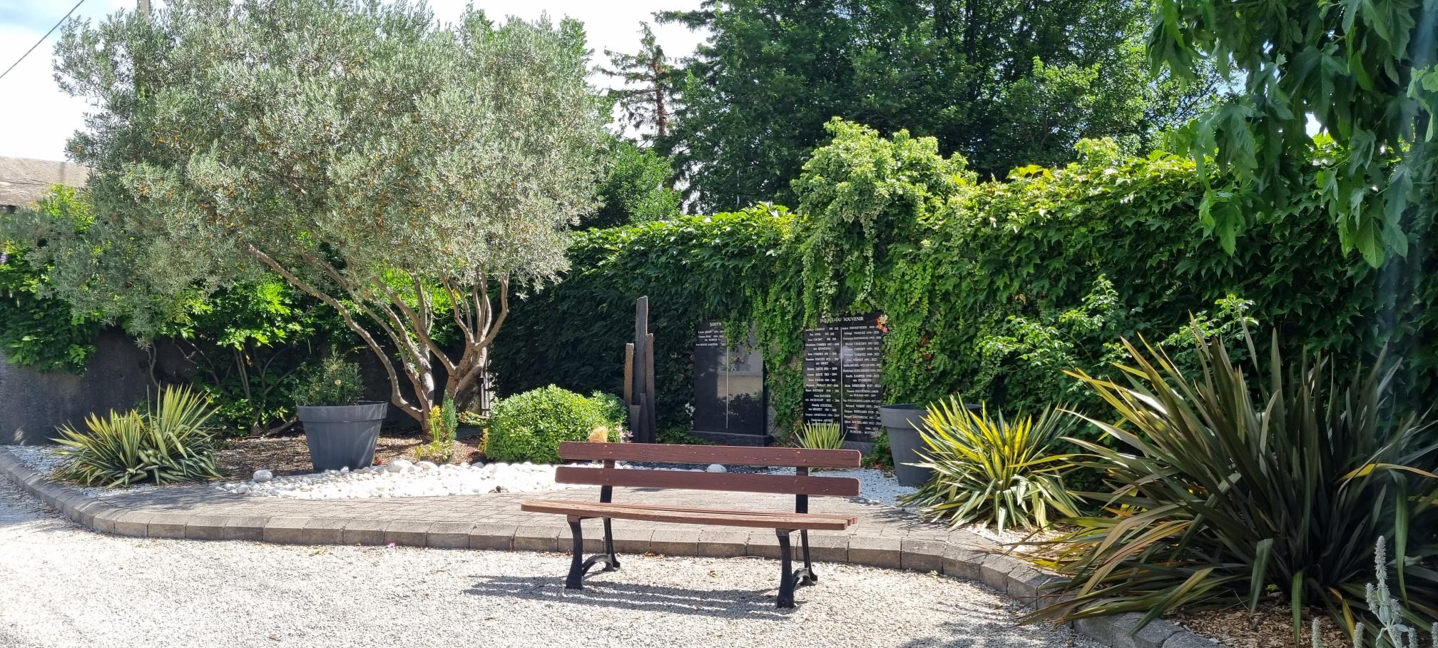 Liste de photographies du cimetière Fiche de présentation de Cimetière C - Informations et services en ligne - Portail funéraire Citoyen Commune de Tournon-sur-Rhône Commune de Tournon-sur-Rhône
