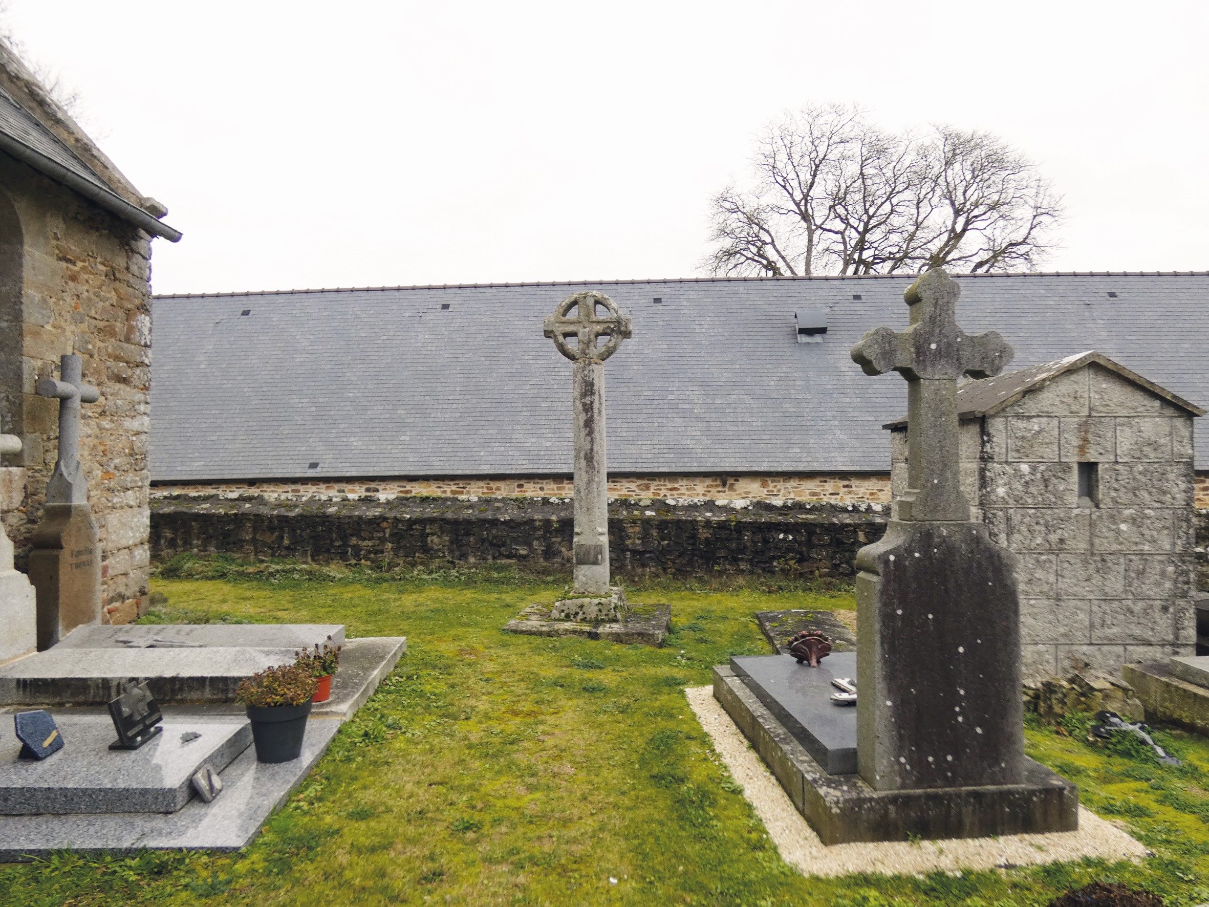 Liste de photographies du cimetière Fiche de présentation de Cimetière de Tressaint - Informations et services en ligne - Portail funéraire Citoyen Ville de Lanvallay Ville de Lanvallay