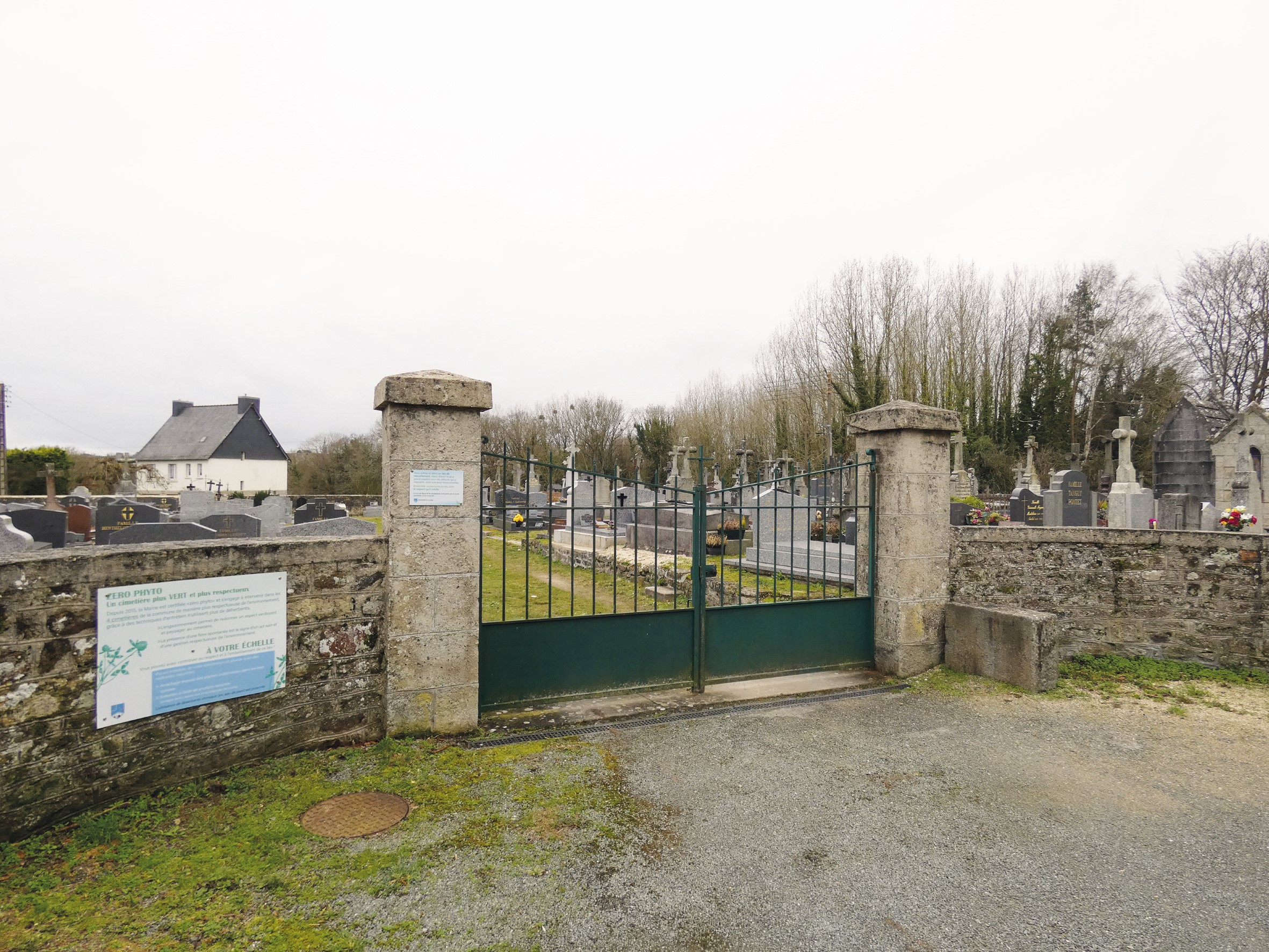 Liste de photographies du cimetière Fiche de présentation de Ancien Cimetière - Informations et services en ligne - Portail funéraire Citoyen Ville de Lanvallay Ville de Lanvallay