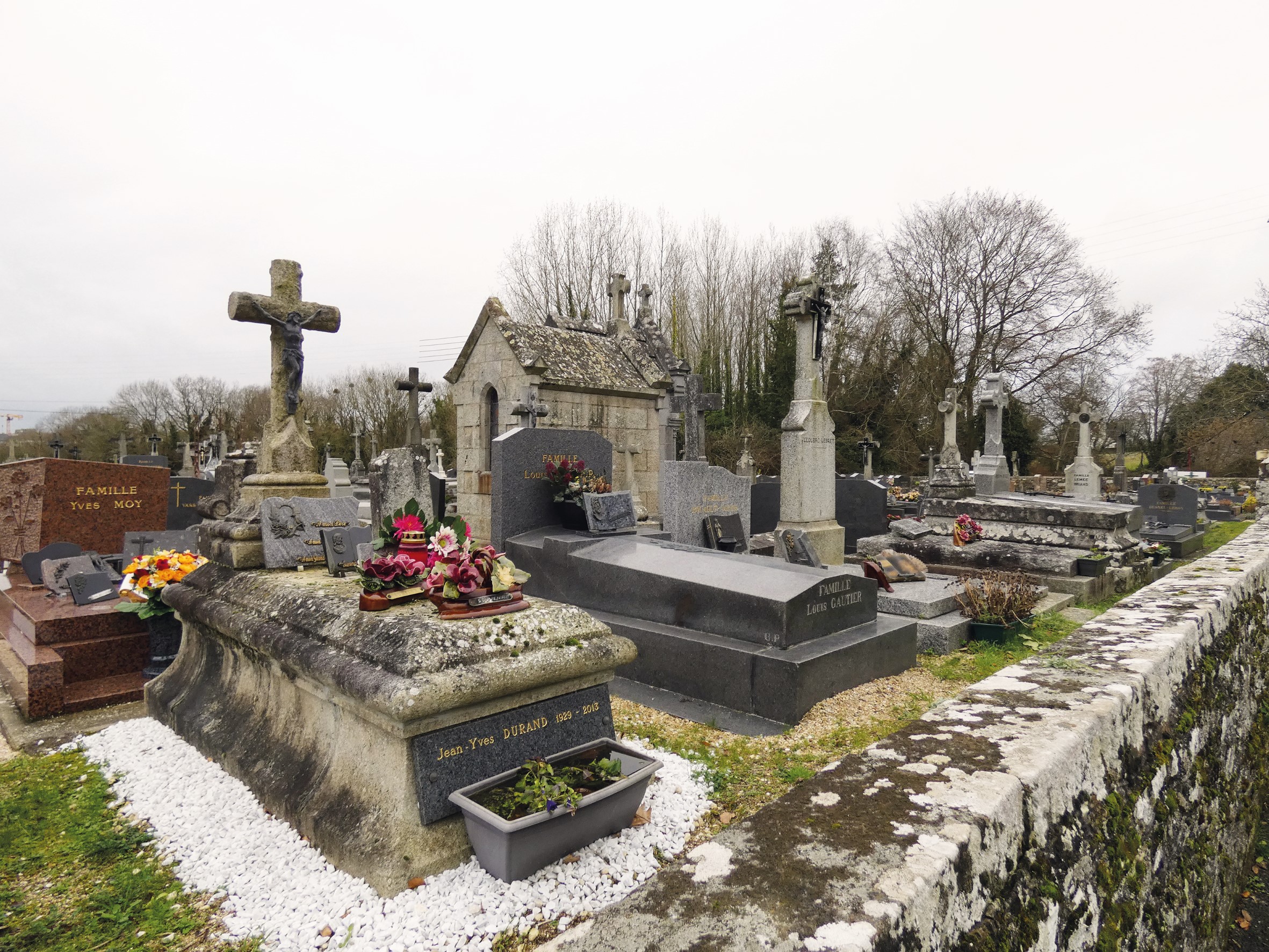 Liste de photographies du cimetière Fiche de présentation de Ancien Cimetière - Informations et services en ligne - Portail funéraire Citoyen Ville de Lanvallay Ville de Lanvallay