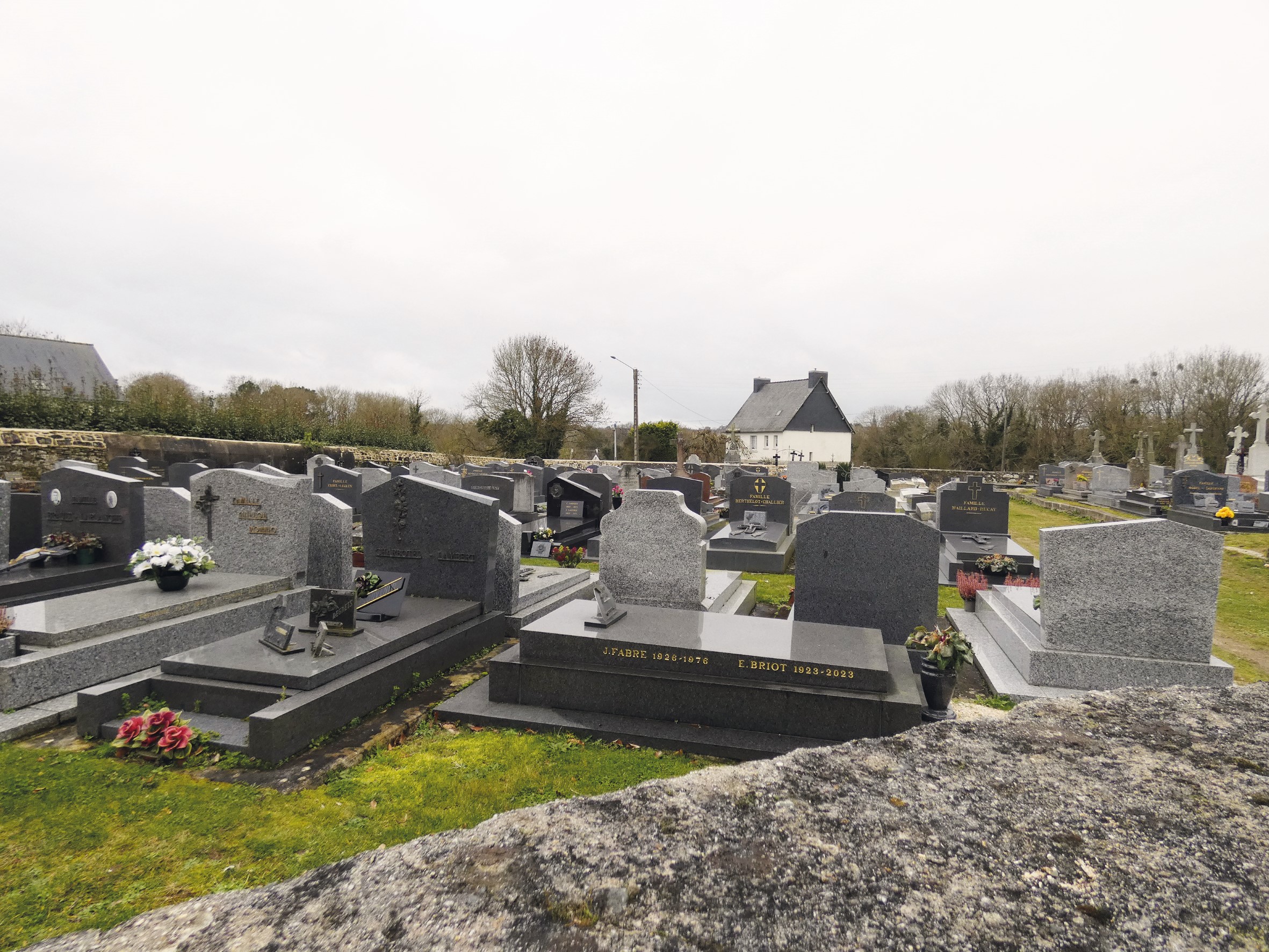 Liste de photographies du cimetière Fiche de présentation de Ancien Cimetière - Informations et services en ligne - Portail funéraire Citoyen Ville de Lanvallay Ville de Lanvallay